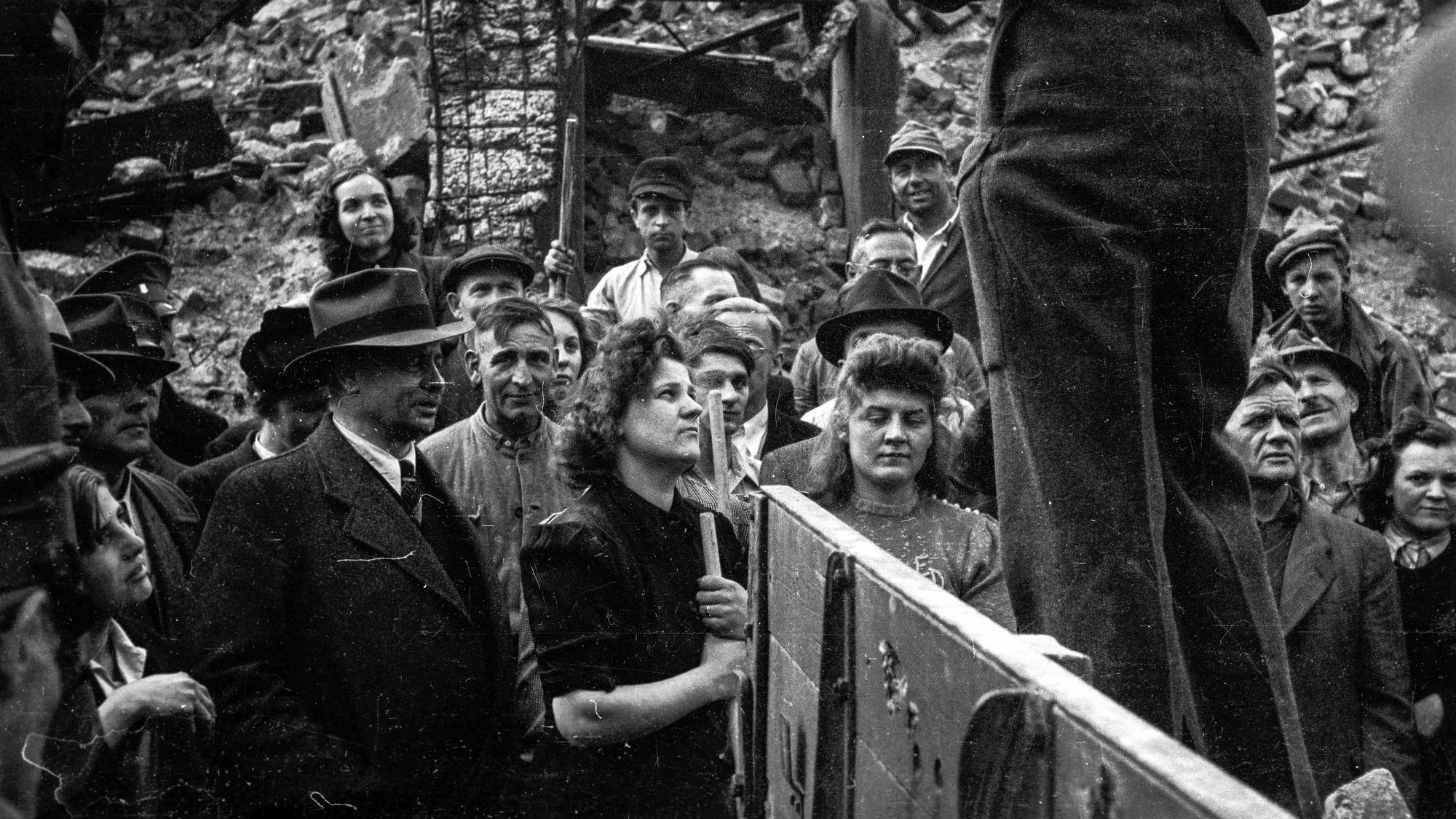Kölner Trümmerfrauen und -männer bei der Eröffnung des Ehrendienstes im Jahr 1947 am Gereonsdriesch.