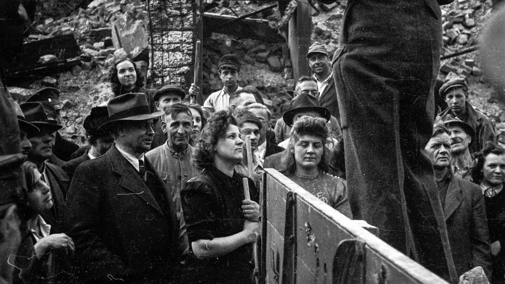 Kölner Trümmerfrauen und -männer bei der Eröffnung des Ehrendienstes im Jahr 1947 am Gereonsdriesch.