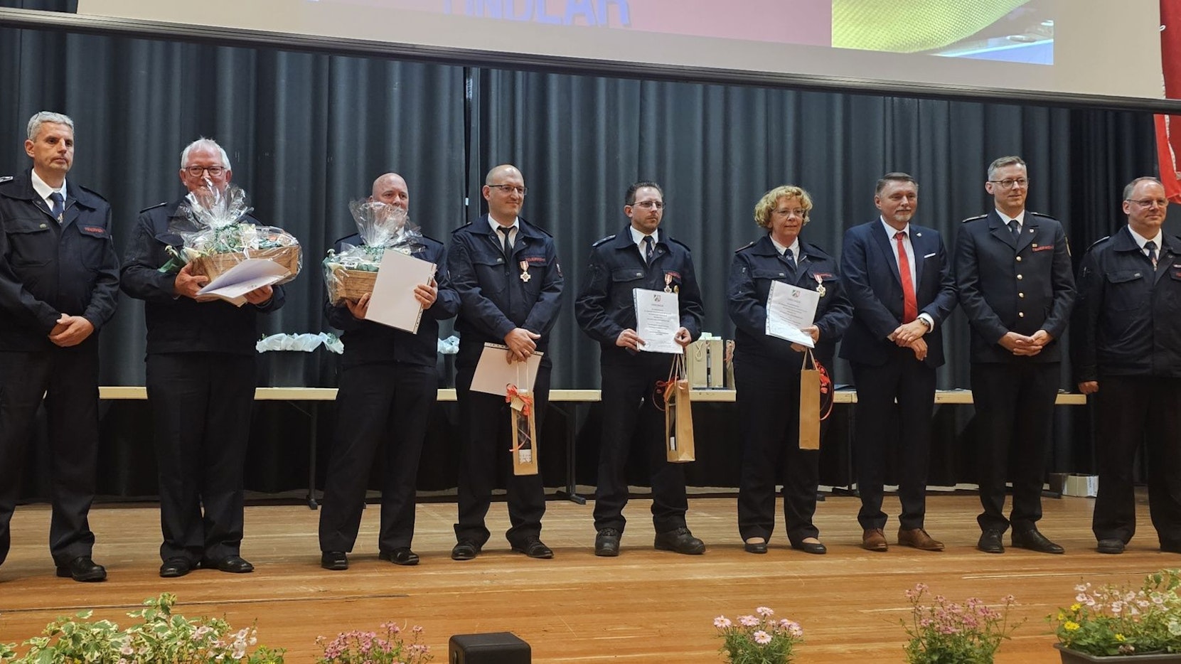 Auf der Jahresdienstbesprechung der Freiwilligen Feuerwehr Lindlar wurden auch die Jubilare für 25- und 50-jährige Mitgliedschaft geehrt.