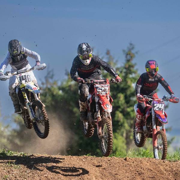 Das Bild zeigt drei Motocrossfahrer während eines Rennens.