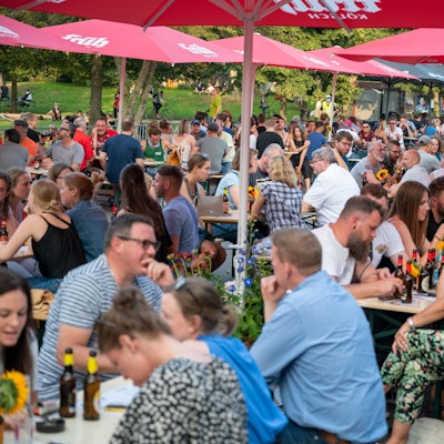 Pop-up-Biergarten Vogelsanger Straße Grüngürtel temporärer Biergarten zur Entlastung des belgischen Viertels Abstandsregeln Menschenansammlungen Coronaregeln Köln 18.07.2020 Foto: Uwe Weiser Partyhotspot Köln 18.07.2020 Foto: Uwe Weiser