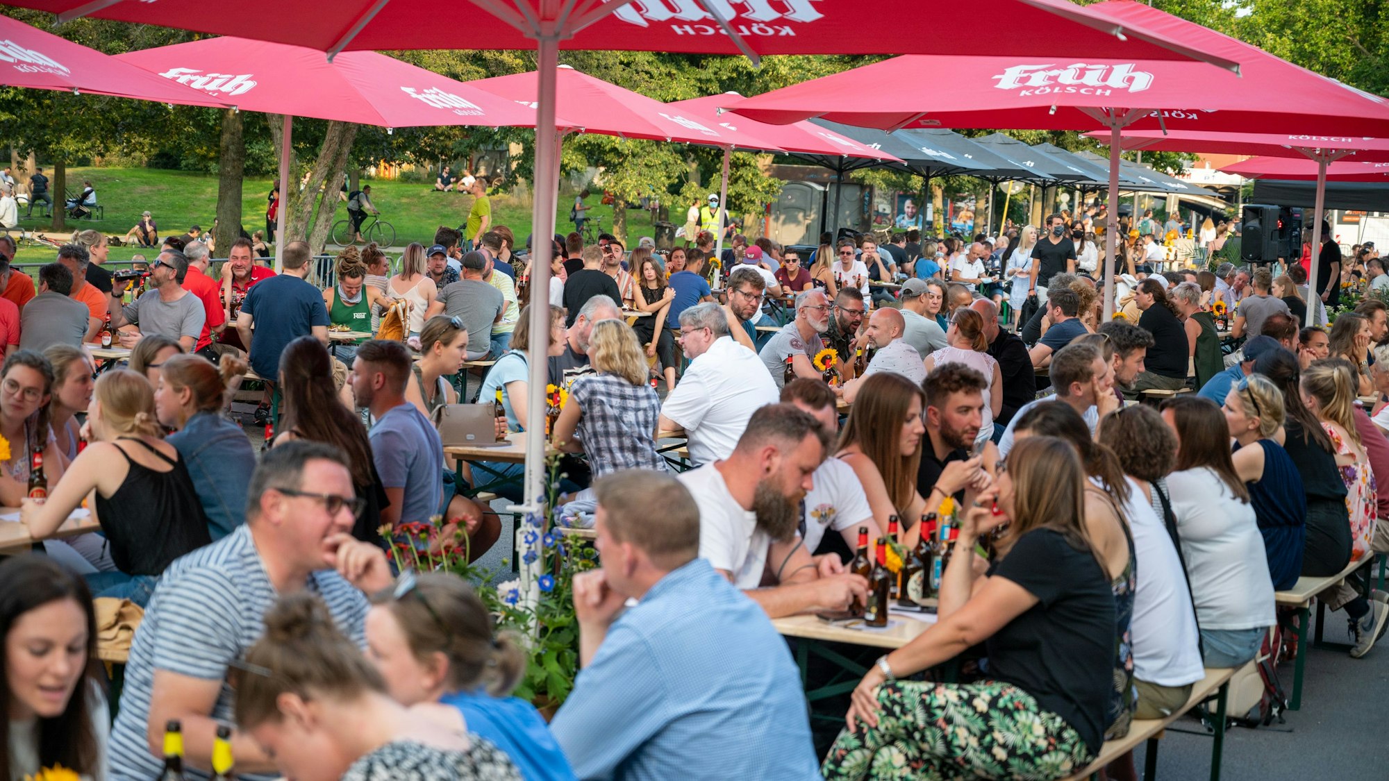 Pop-up-Biergarten Vogelsanger Straße Grüngürtel temporärer Biergarten zur Entlastung des belgischen Viertels Abstandsregeln Menschenansammlungen Coronaregeln Köln 18.07.2020 Foto: Uwe Weiser Partyhotspot Köln 18.07.2020 Foto: Uwe Weiser