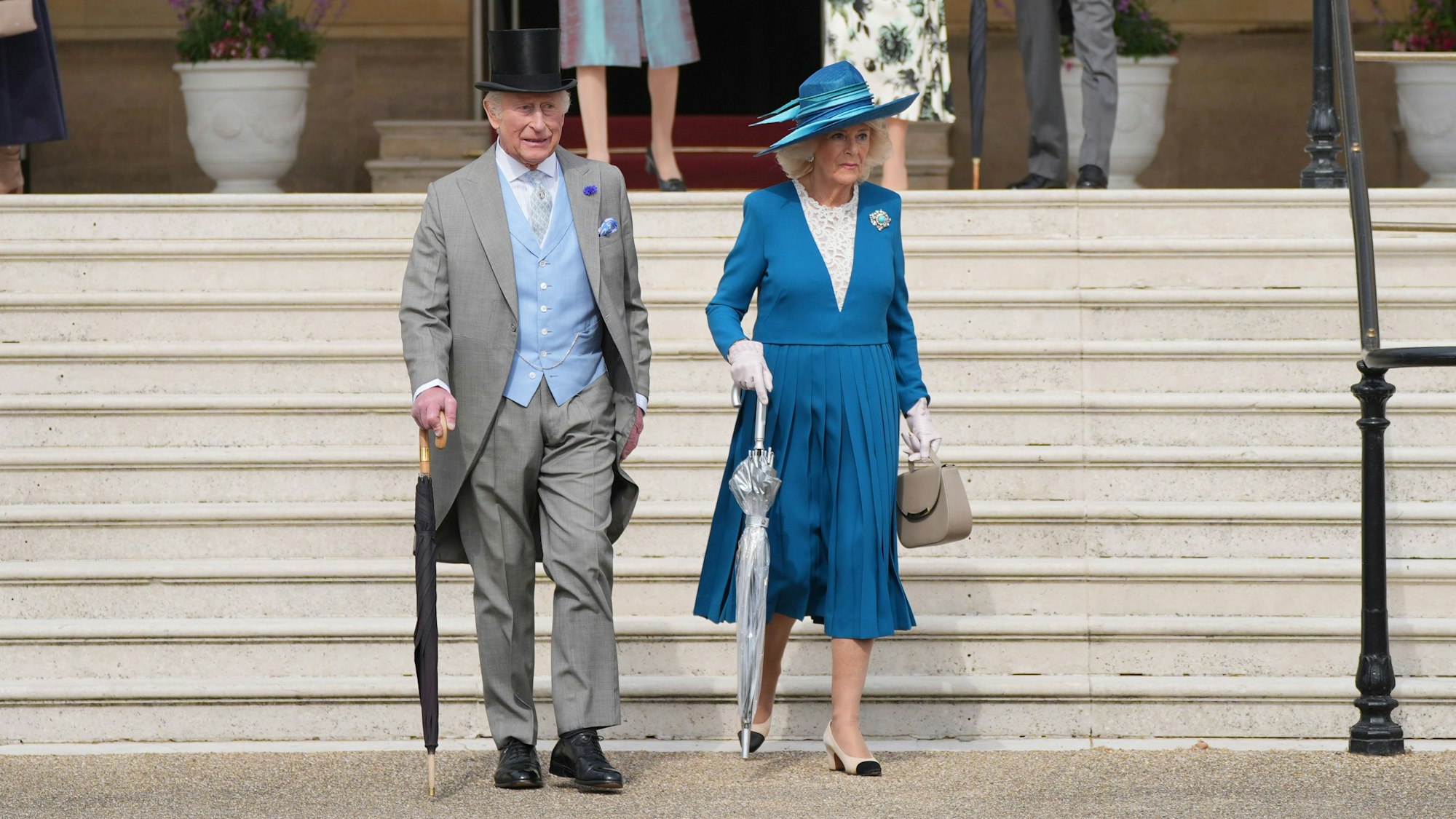 König Charles III. und Königin Camilla kommen bei der Gartenparty an.