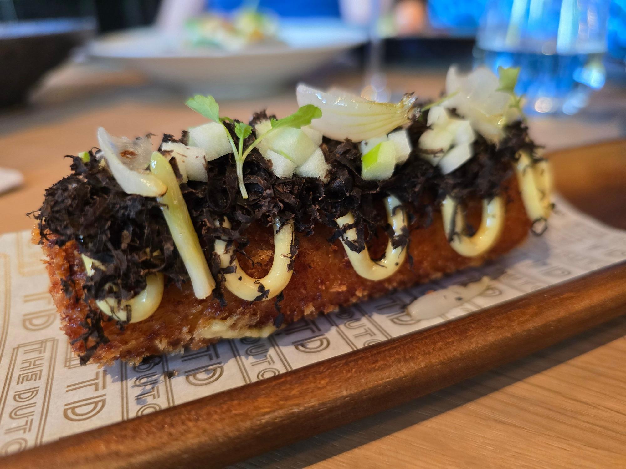 Frikandel Deluxe vom Perlhuhn mit Gänseleber und Trüffelcreme.