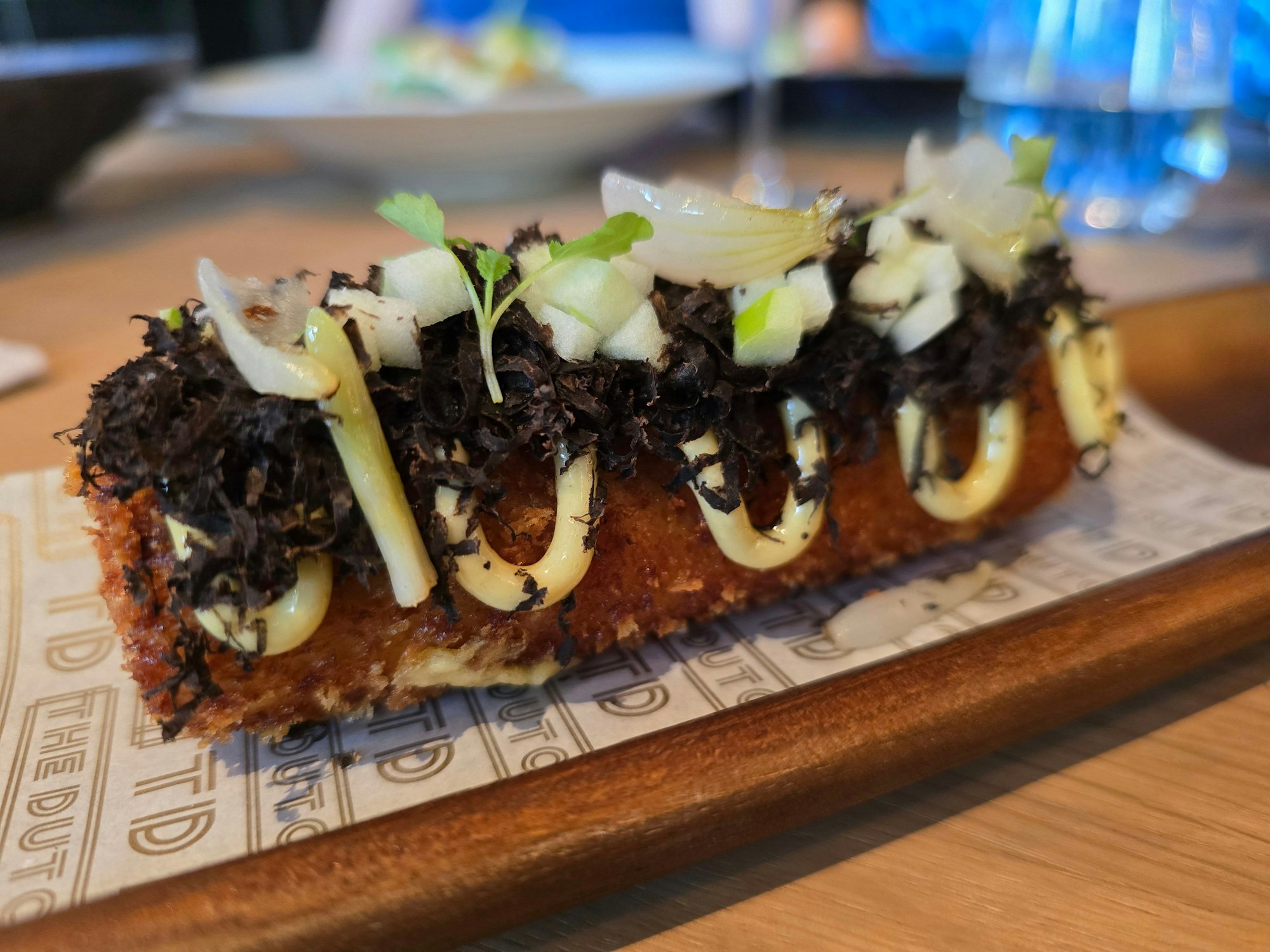 Frikandel Deluxe vom Perlhuhn mit Gänseleber und Trüffelcreme.