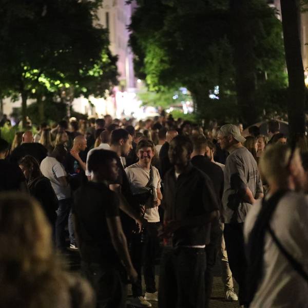 30.04.2025, Köln: Die Situation auf dem Brüsseler Platz. Die Stadt Köln hat das dortige Verweilverbot nach einer Entscheidung des Verwaltungsgerichts aufgehoben. Die Nacht zum ersten Mai ist der Platz nach 22 Uhr voller Menschen. Foto: Arton Krasniqi