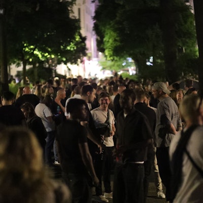 30.04.2025, Köln: Die Situation auf dem Brüsseler Platz. Die Stadt Köln hat das dortige Verweilverbot nach einer Entscheidung des Verwaltungsgerichts aufgehoben. Die Nacht zum ersten Mai ist der Platz nach 22 Uhr voller Menschen. Foto: Arton Krasniqi