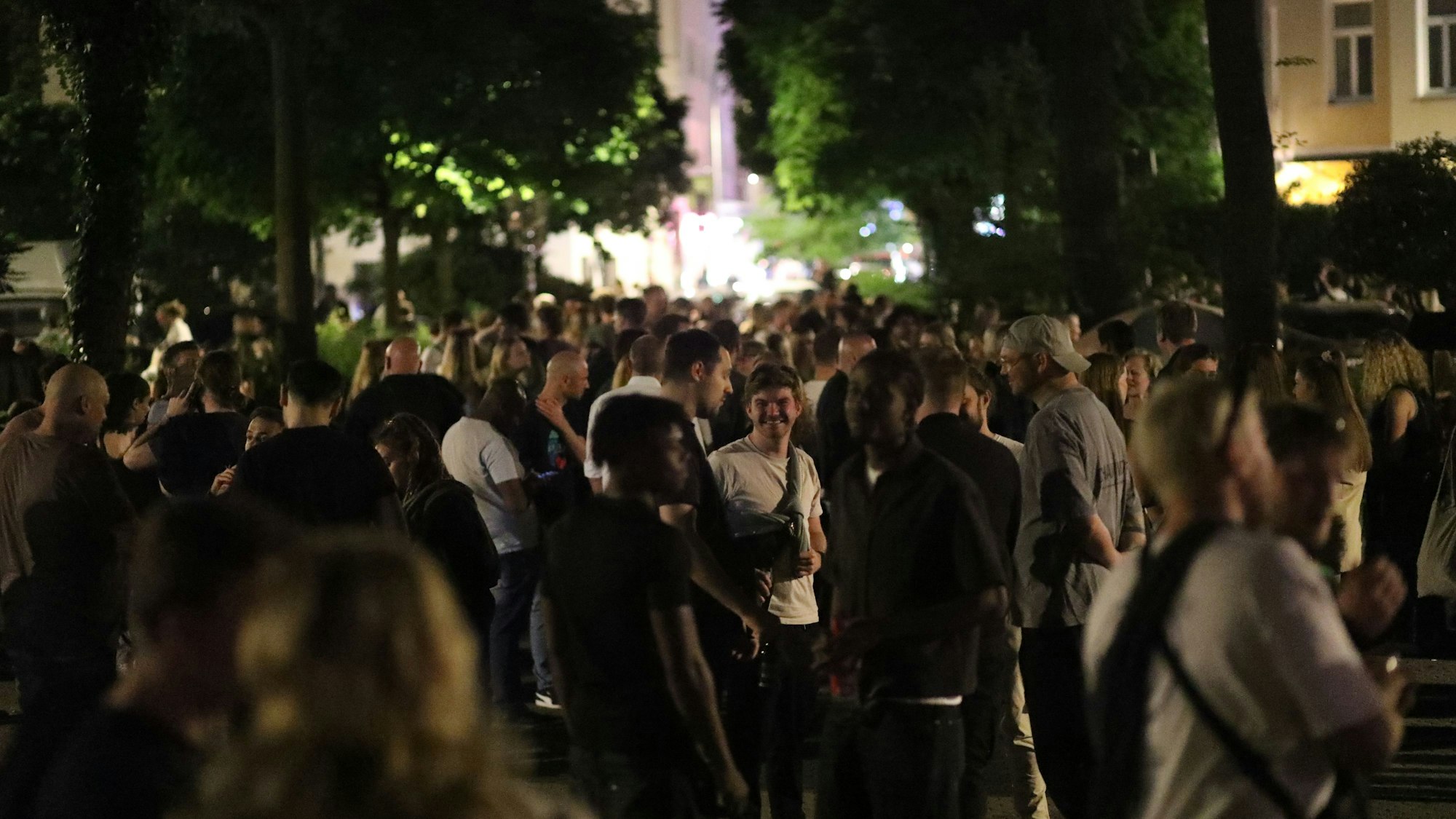 30.04.2025, Köln: Die Situation auf dem Brüsseler Platz. Die Stadt Köln hat das dortige Verweilverbot nach einer Entscheidung des Verwaltungsgerichts aufgehoben. Die Nacht zum ersten Mai ist der Platz nach 22 Uhr voller Menschen. Foto: Arton Krasniqi