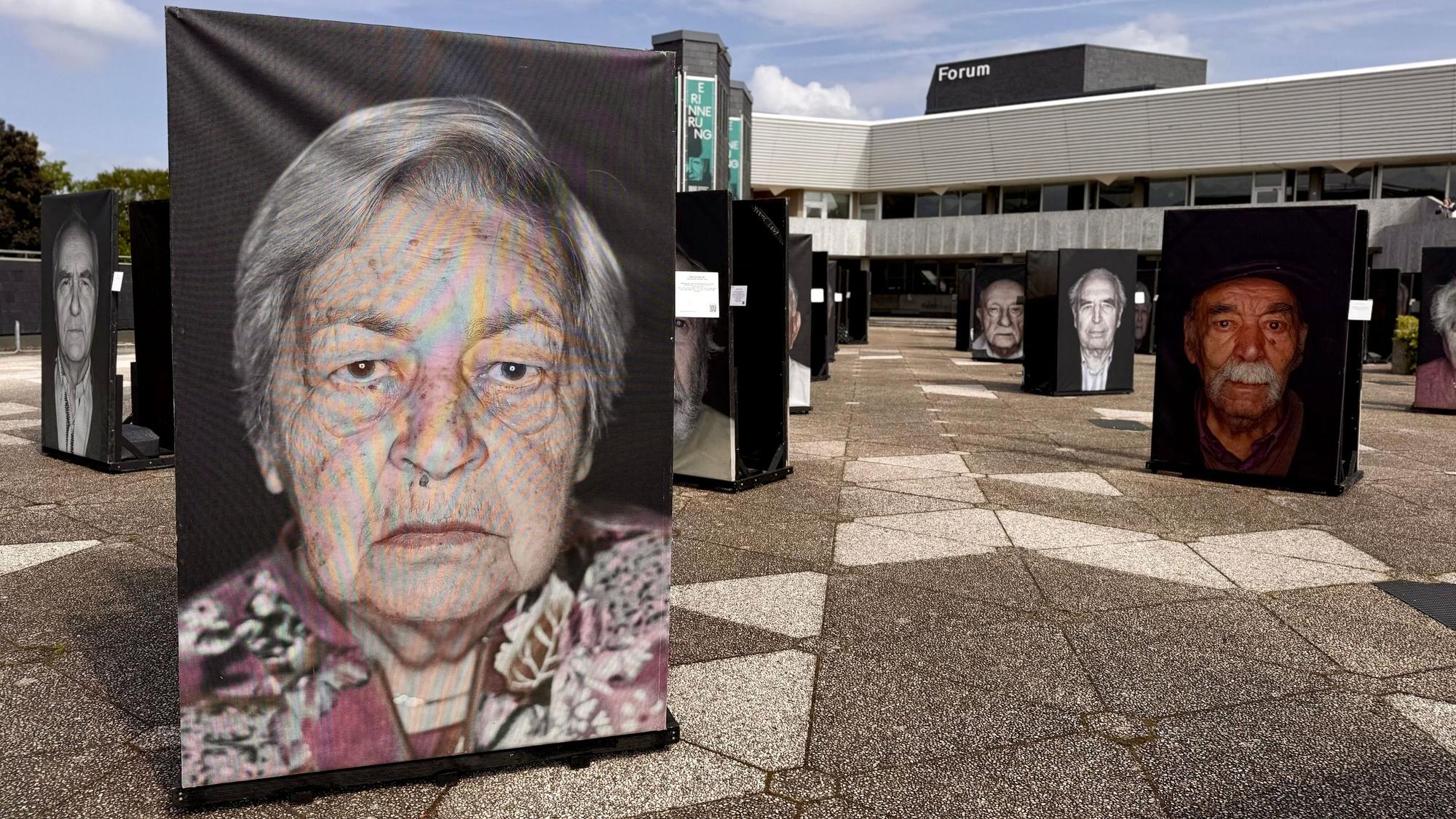 100 Fotos von Überlebenden des Holocaust, die Luigi Toscano gemacht hat, stehen auf dem Vorplatz des Forums.