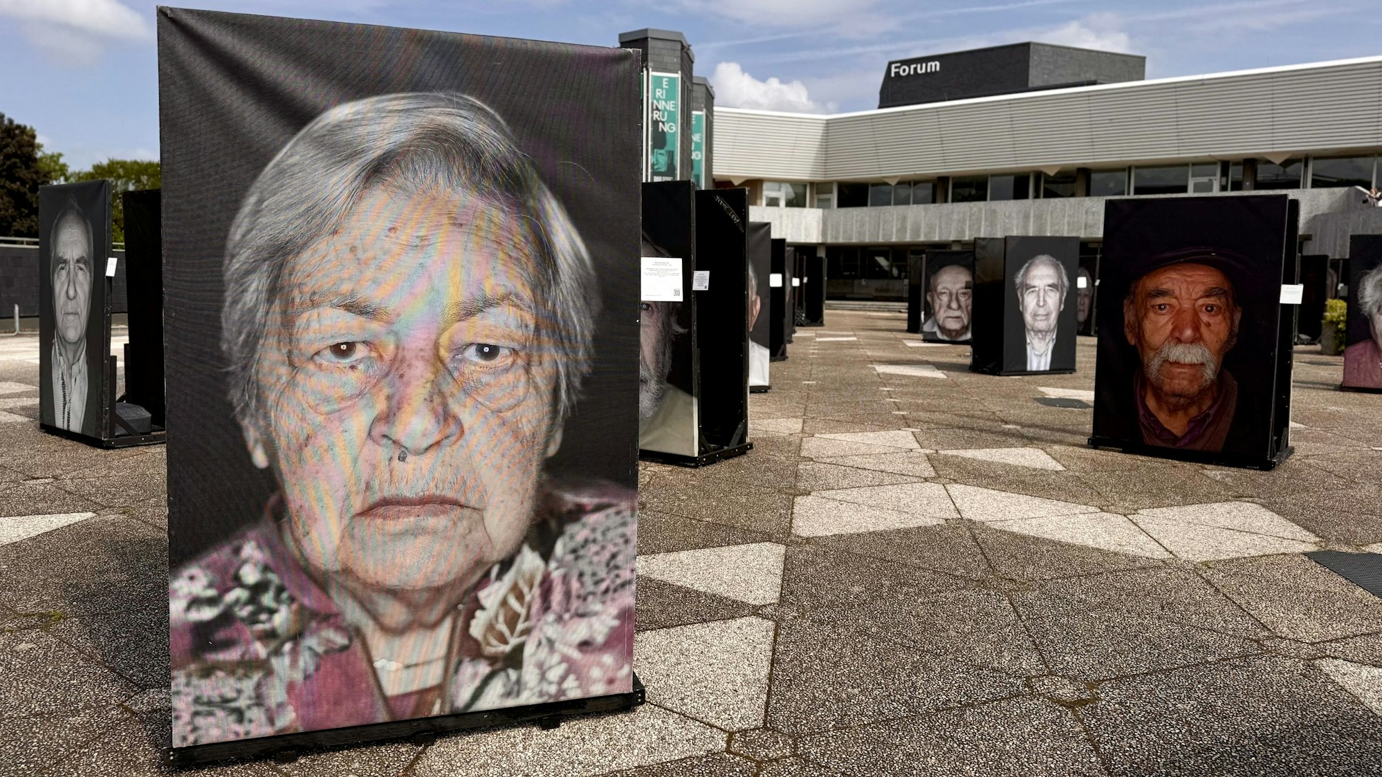 100 Fotos von Überlebenden des Holocaust, die Luigi Toscano gemacht hat, stehen auf dem Vorplatz des Forums.