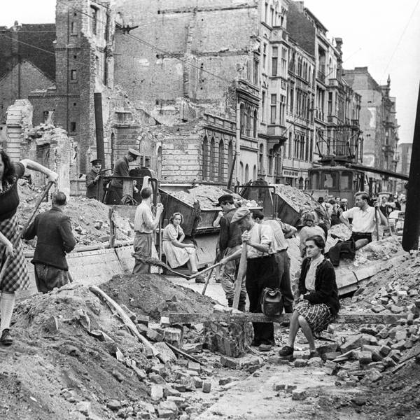 Die Kölner Stadtspitze und auch die englischen Besatzungsbehörden riefen im Jahre 1946 alle Kölnerinnen und Kölner auf, sich im Rahmen des „Ehrendienstes“ an der Entschuttung der Stadt zu beteiligen.