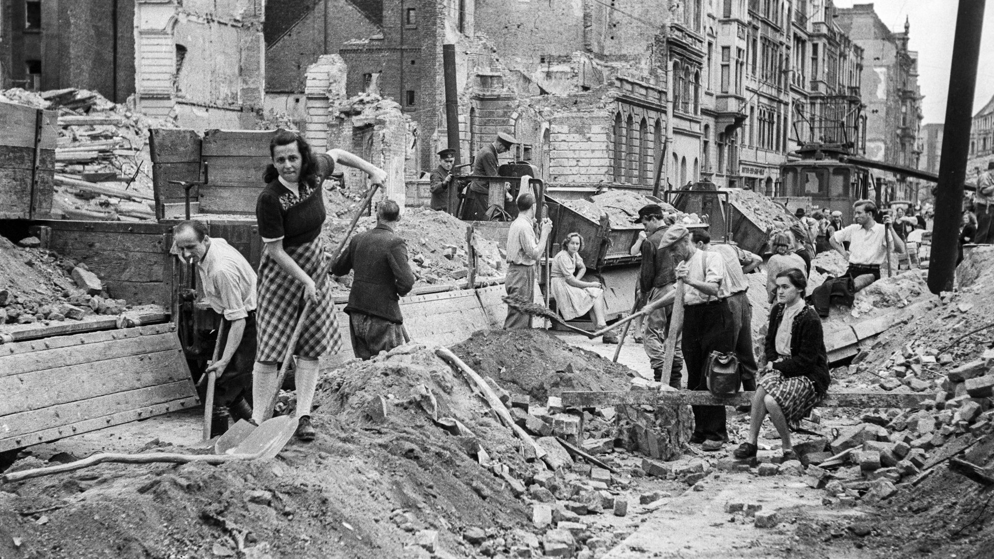 Die Kölner Stadtspitze und auch die englischen Besatzungsbehörden riefen im Jahre 1946 alle Kölnerinnen und Kölner auf, sich im Rahmen des „Ehrendienstes“ an der Entschuttung der Stadt zu beteiligen.