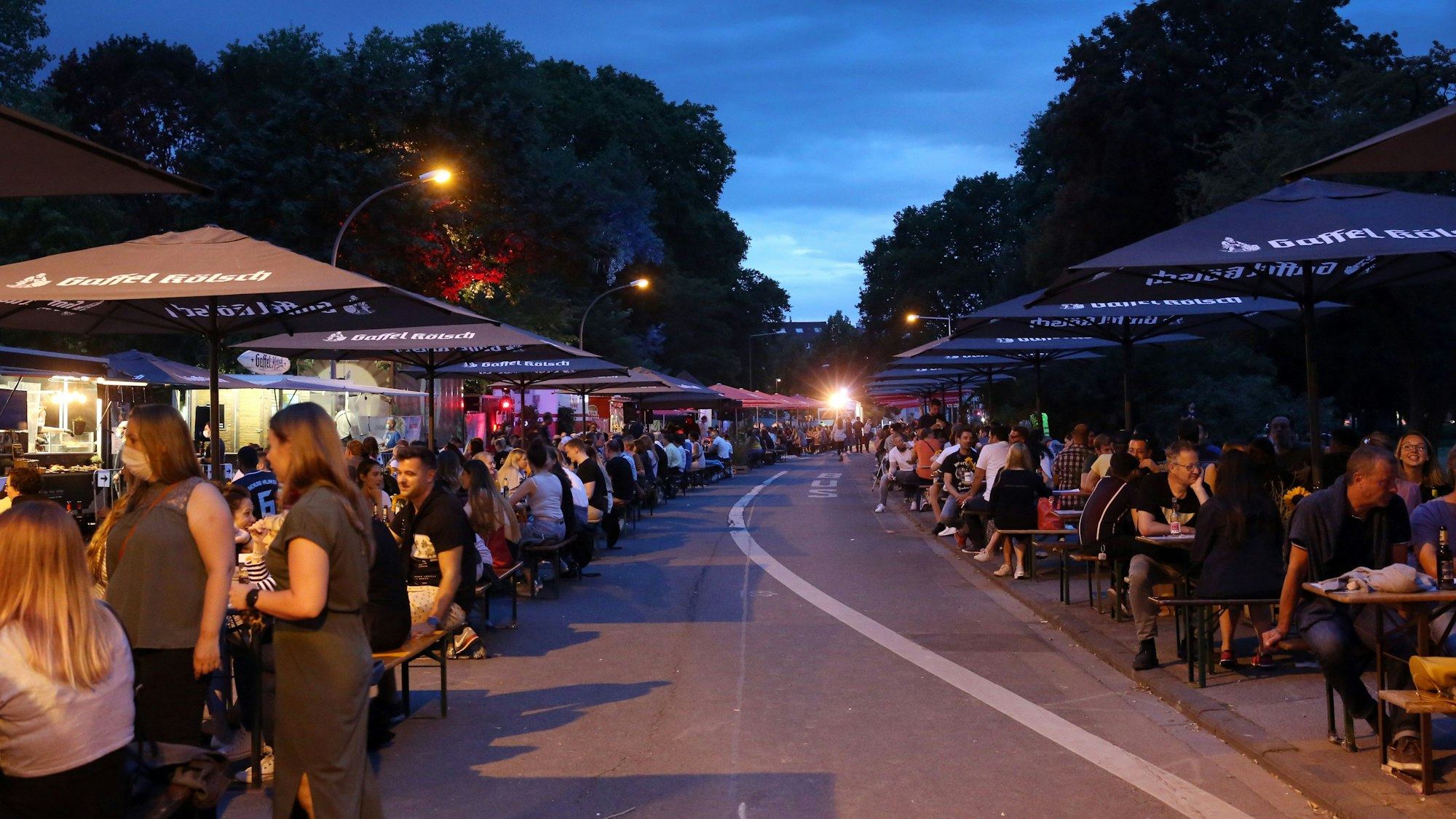 25.07.2020
Köln:
Polizei will am Abend mit Einsatzhundertschaften in der Stadt Präsenz zeigen. Im Fokus stehen Störer und Gruppen von Menschen.
Pop Up Biergarten auf der Vogelsanger Str.
Foto: Martina Goyert