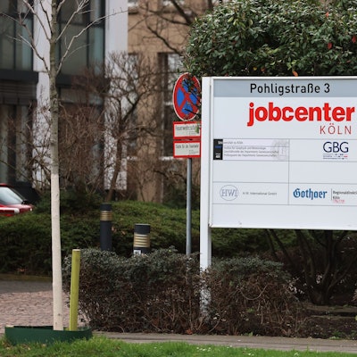 Ein Schild, auf dem Jobcenter steht