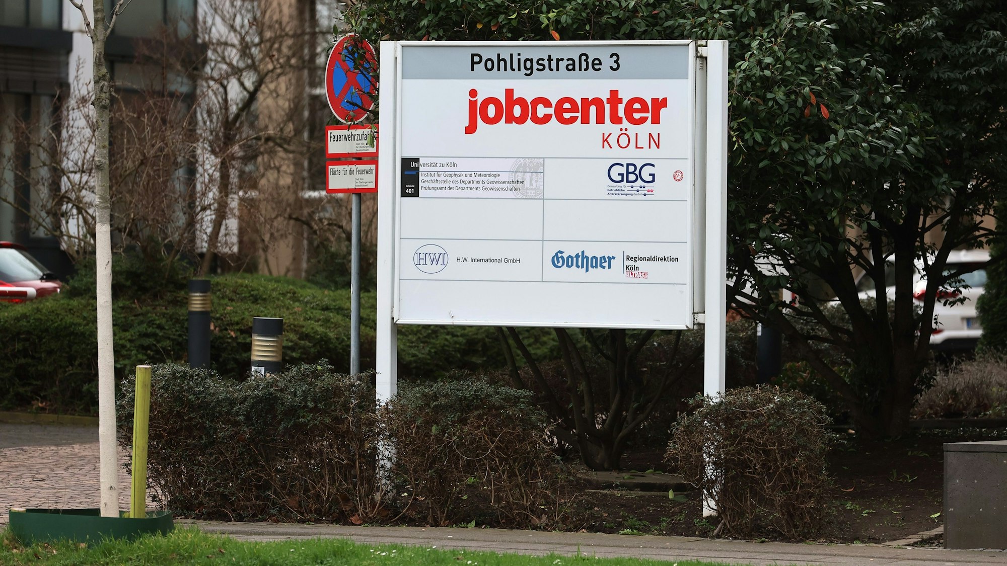 Ein Schild, auf dem Jobcenter steht