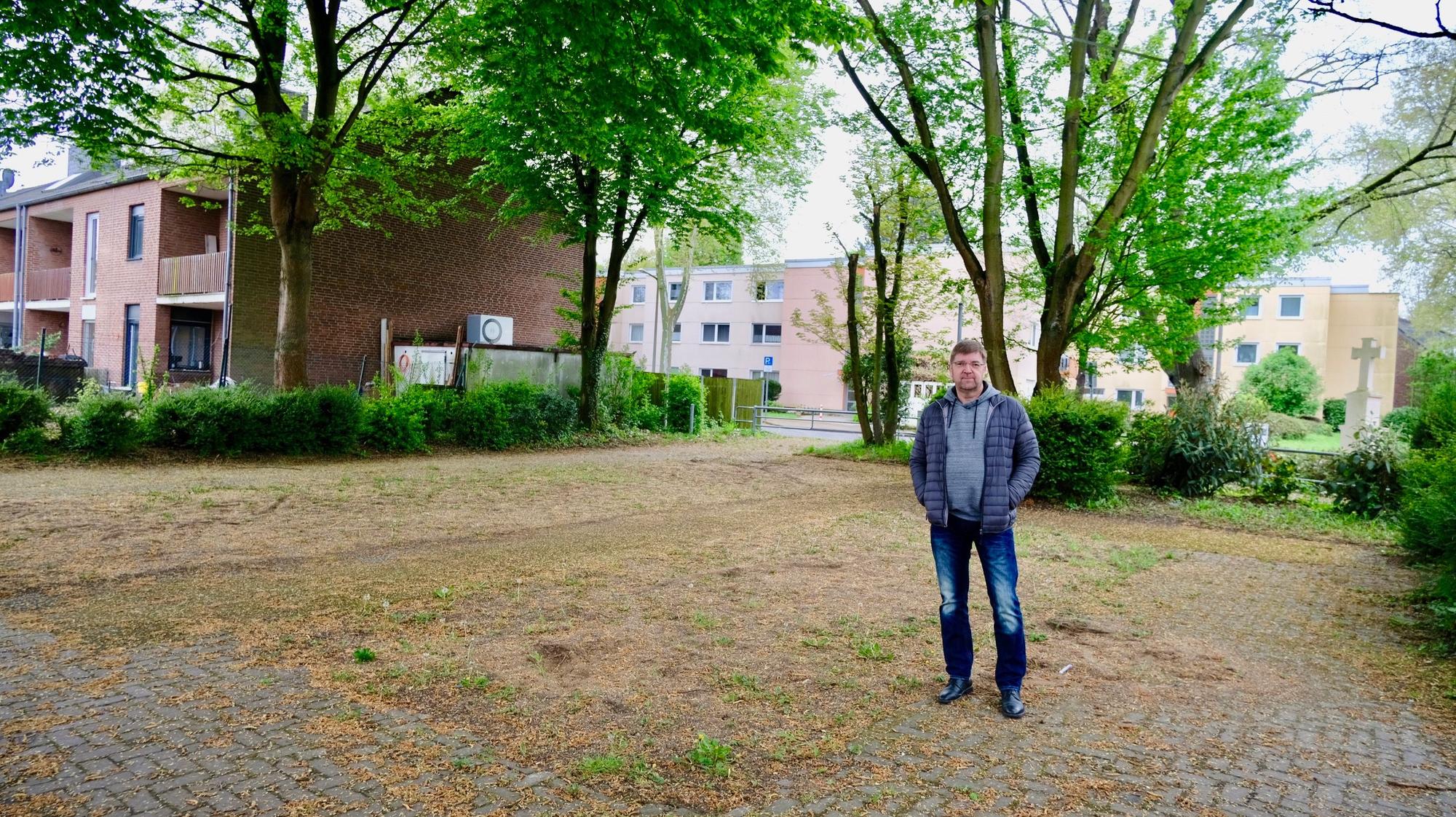 Der Weidener Roland Held auf dem leeren Spielplatz an der Ostlandstraße, Ecke Schulstraße.