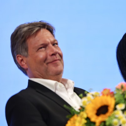 Robert Habeck (l, Bündnis 90/Die Grünen), ehemaliger Vizekanzler und Bundesminister für Wirtschaft und Klimaschutz, und Katherina Reiche (CDU), Bundesministerin für Wirtschaft und Energie, stehen mit Blumen auf der Bühne im Bundeswirtschaftsministerium.