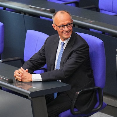 Bundeskanzler Friedrich Merz (CDU) sitzt auf seinem Platz in der Regierungsbank, nachdem er seinen Amtseid abgelegt hat.