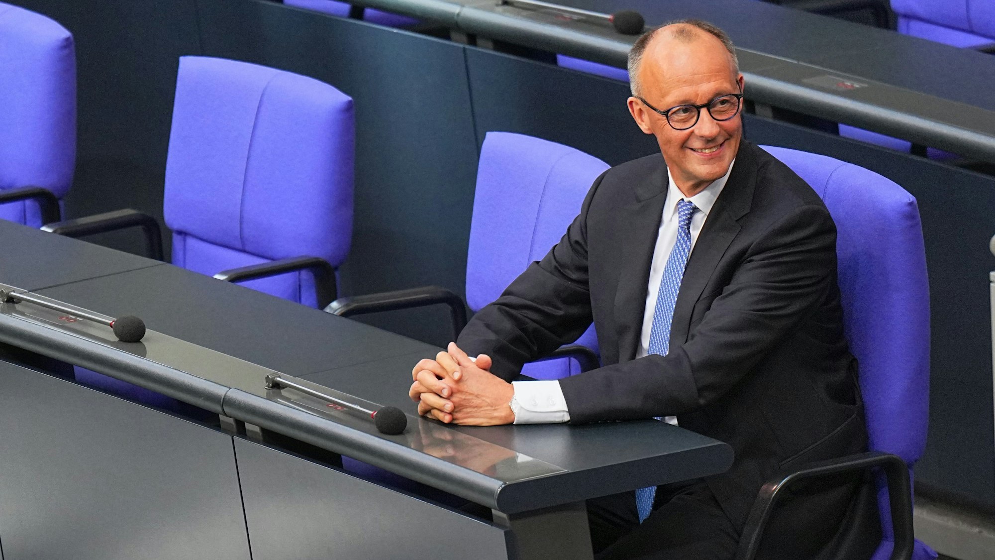 Bundeskanzler Friedrich Merz (CDU) sitzt auf seinem Platz in der Regierungsbank, nachdem er seinen Amtseid abgelegt hat.