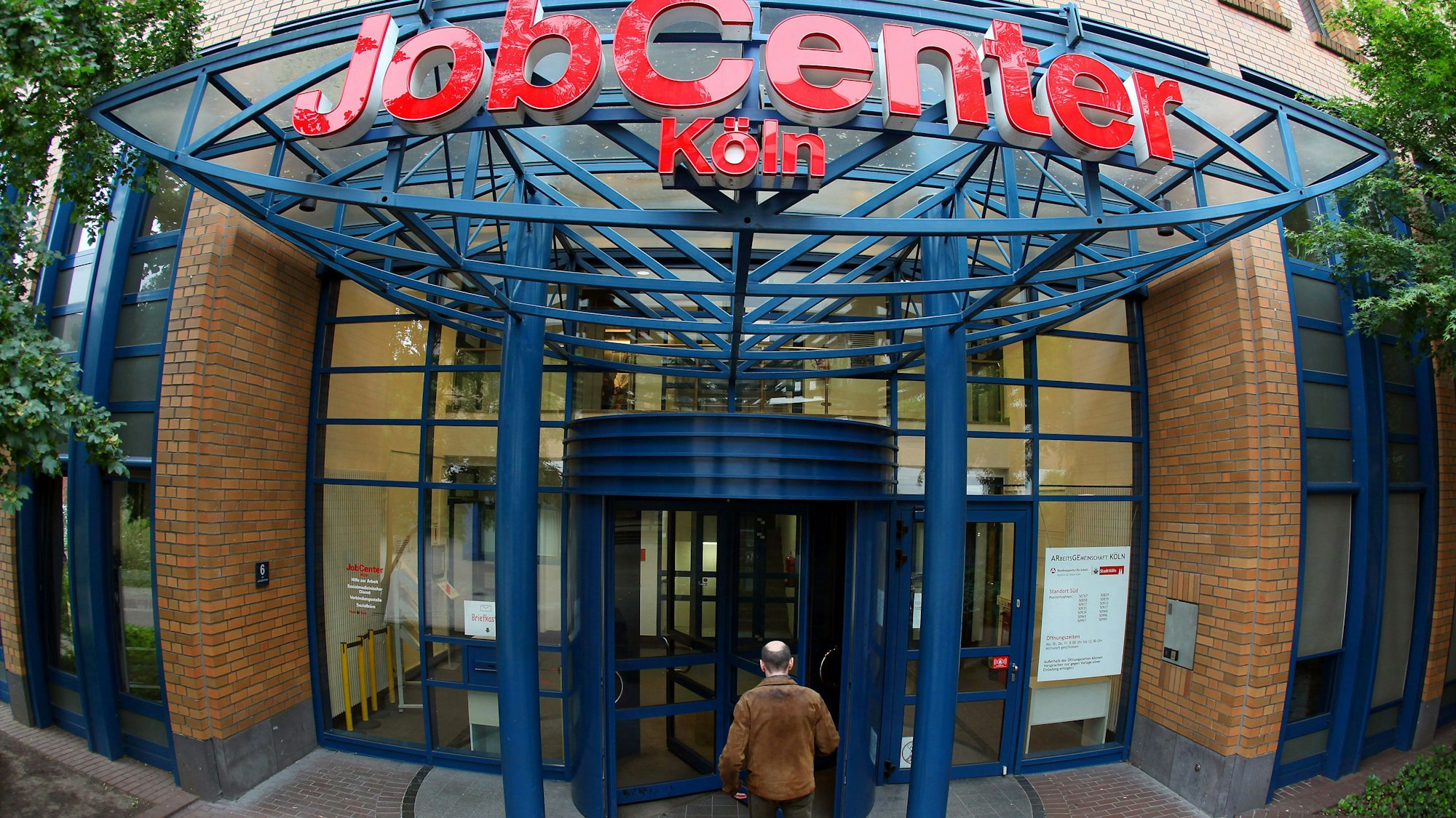 ARCHIV - ILLUSTRATION - Ein Mann geht am 18.06.2010 in Köln in ein Jobcenter. Die Koalition will den Jobcentern mehr Möglichkeiten geben, Hartz-IV-Bezieher vorzeitig in Rente zu schicken. Die Jobcenter sollen künftig Hartz-IV-Leistungen streichen, wenn Betroffene nicht die nötigen Unterlagen zum vorzeitigen Wechsel in die Rente vorlegen. Foto: Oliver Berg/dpa (zu dpa «Jobcenter sollen Hartz-IV-Bezieher leichter in Rente schicken können» vom 14.05.2016) +++ dpa-Bildfunk +++