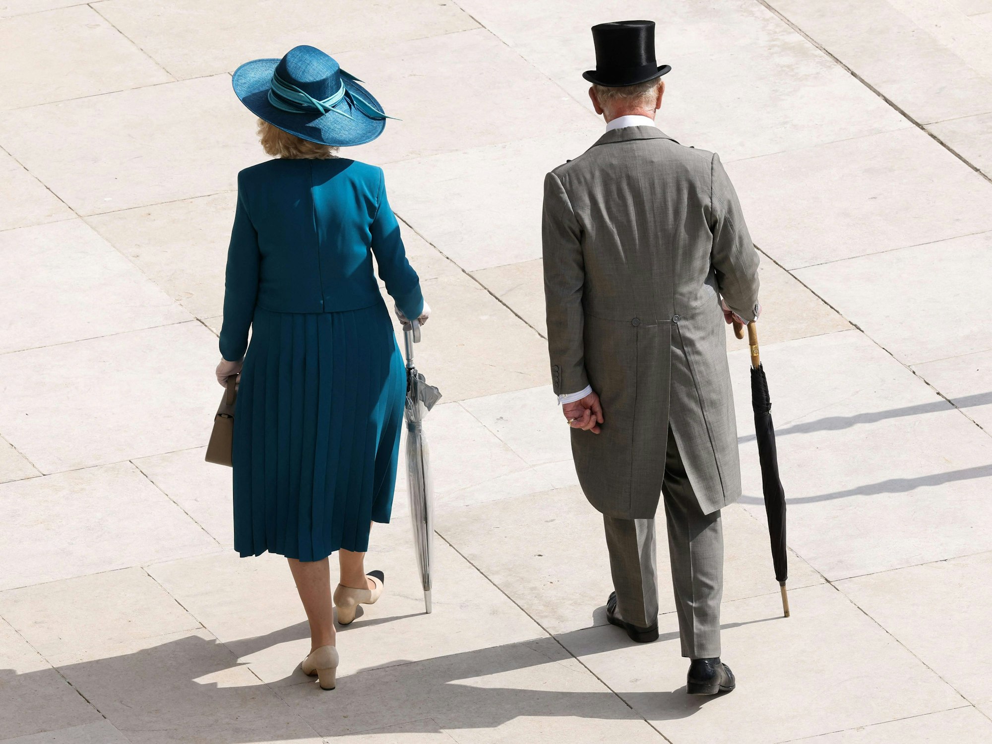 Königin Camilla und König Charles III. hatten sicherheitshalber auch Schirme dabei.