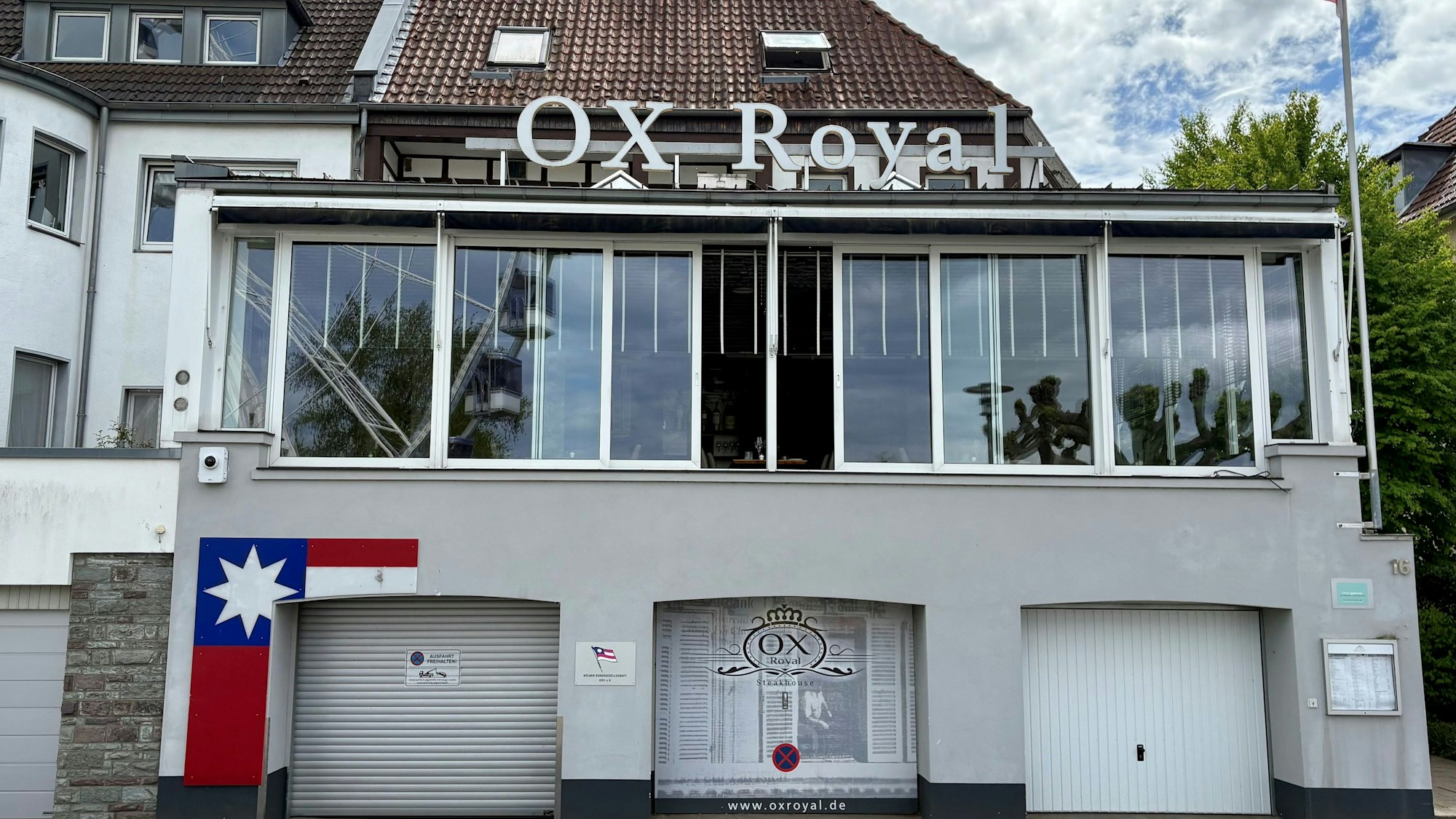 Das Restaurant Ox Royal in Rodenkirchen von außen.