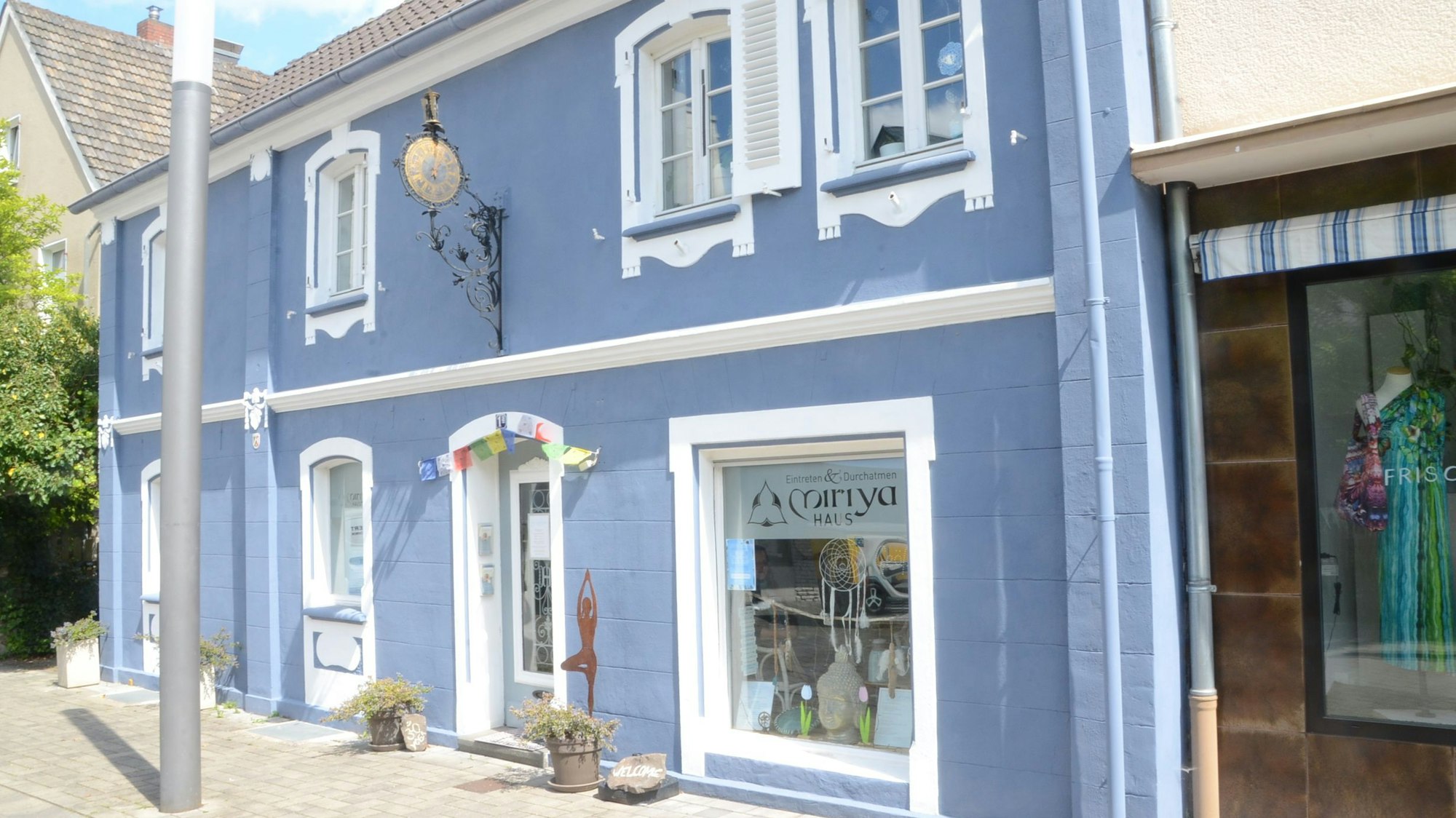 Seit Ende 2022 ist Veysel Akyol als Quartiersarchitekt in Troisdorf tätig. Finanziert aus Fördermitteln berät er gemeinsam mit Zentrenmanager Stephan Frings (links) Vermieter, Neugründer und Ladeninhaber.