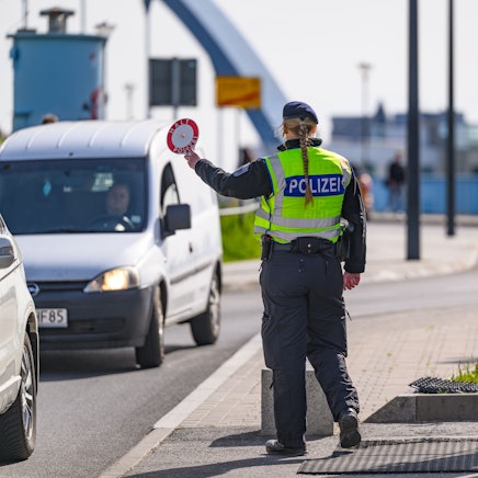 07.05.2025, Brandenburg, Frankfurt (Oder): Beamte der Bundespolizei stehen bei der Eireisekontrolle am deutsch-polnischen Grenzübergang Stadtbrücke. Politiker der Union haben große Erwartungen geweckt, was die Kontrolle der irregulären Migration betrifft. Daher wartet man bei der Polizei und in den Innenministerien der Länder nun mit Spannung auf einen entsprechenden Erlass des neuen Bundesinnenministers Alexander Dobrindt (CSU). (zu dpa: «Dobrindt will an Grenzen mehr Polizisten einsetzen») Foto: Patrick Pleul/dpa +++ dpa-Bildfunk +++