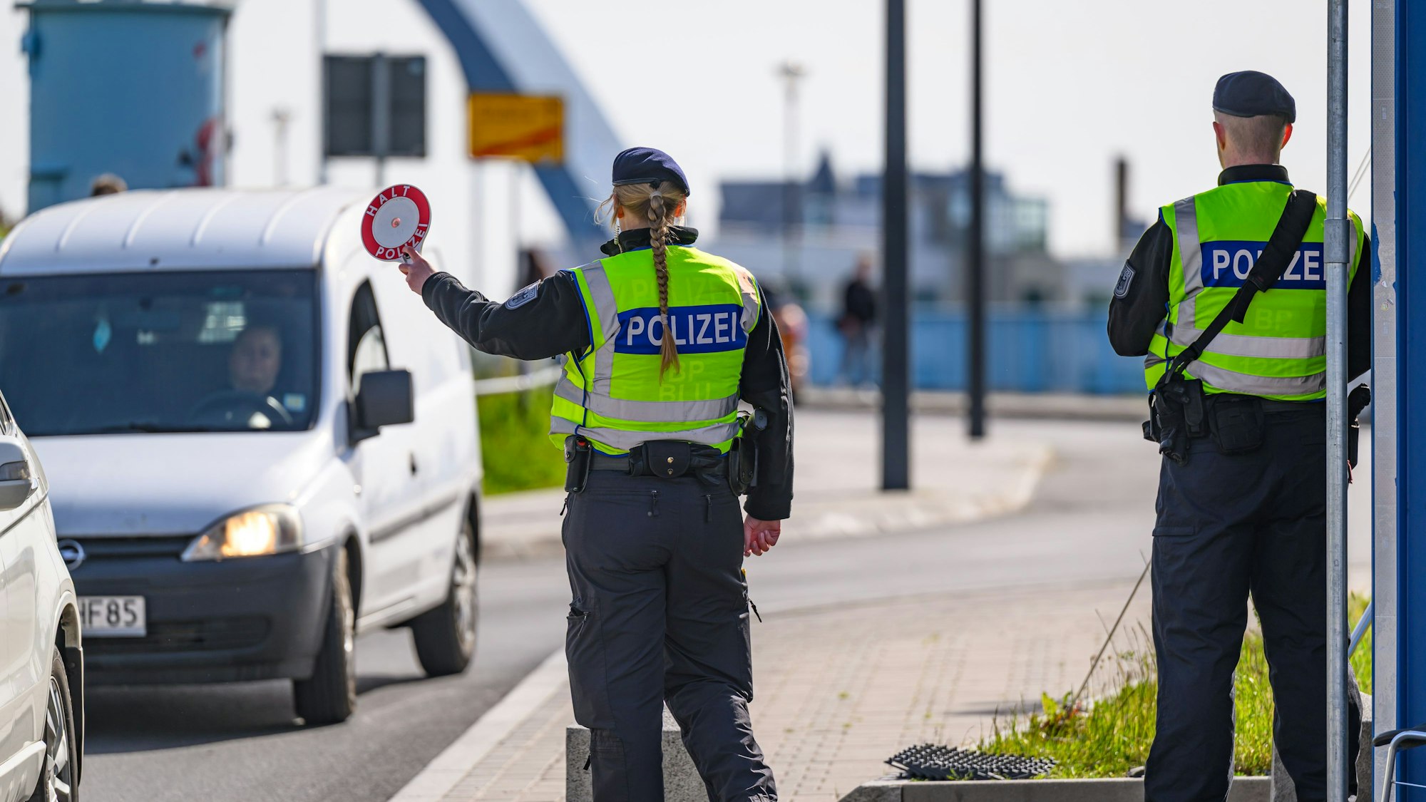 07.05.2025, Brandenburg, Frankfurt (Oder): Beamte der Bundespolizei stehen bei der Eireisekontrolle am deutsch-polnischen Grenzübergang Stadtbrücke. Politiker der Union haben große Erwartungen geweckt, was die Kontrolle der irregulären Migration betrifft. Daher wartet man bei der Polizei und in den Innenministerien der Länder nun mit Spannung auf einen entsprechenden Erlass des neuen Bundesinnenministers Alexander Dobrindt (CSU). (zu dpa: «Dobrindt will an Grenzen mehr Polizisten einsetzen») Foto: Patrick Pleul/dpa +++ dpa-Bildfunk +++