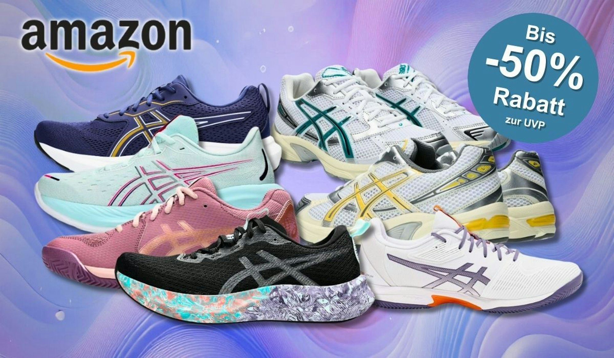 Eine Darstellung farbenfroher ASICS-Sneaker vor einem abstrakten, wellenförmigen Hintergrund in Pastellfarben.