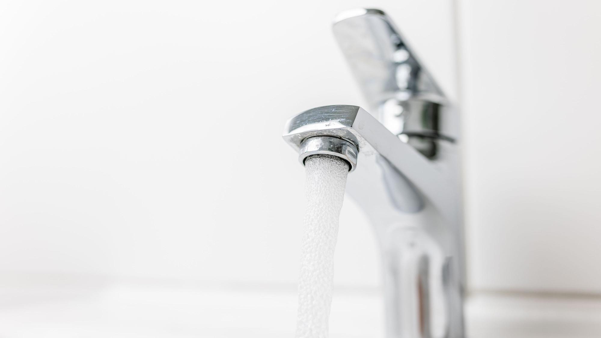 Wasser läuft aus einem Wasserhahn.