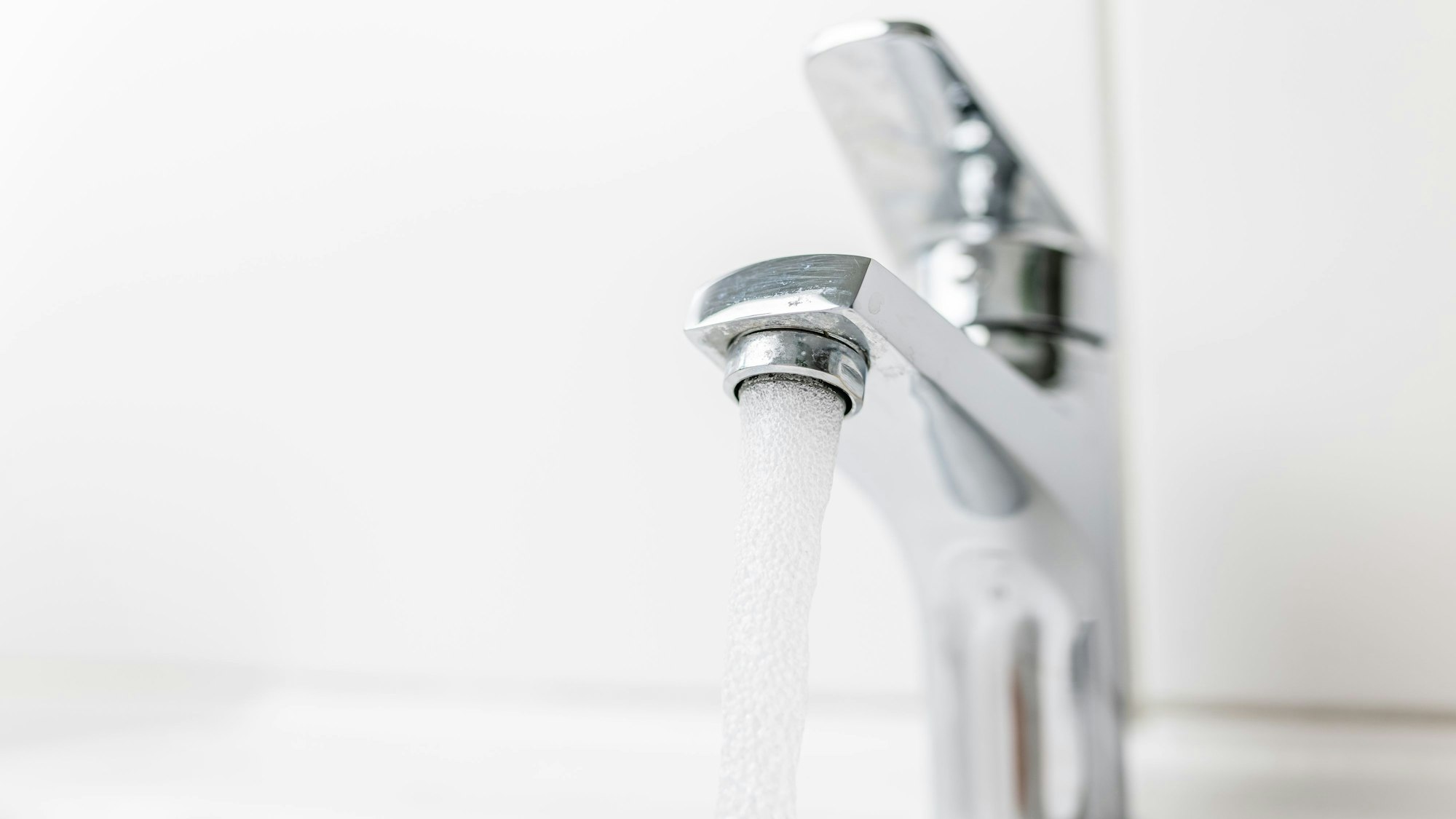 Wasser läuft aus einem Wasserhahn.