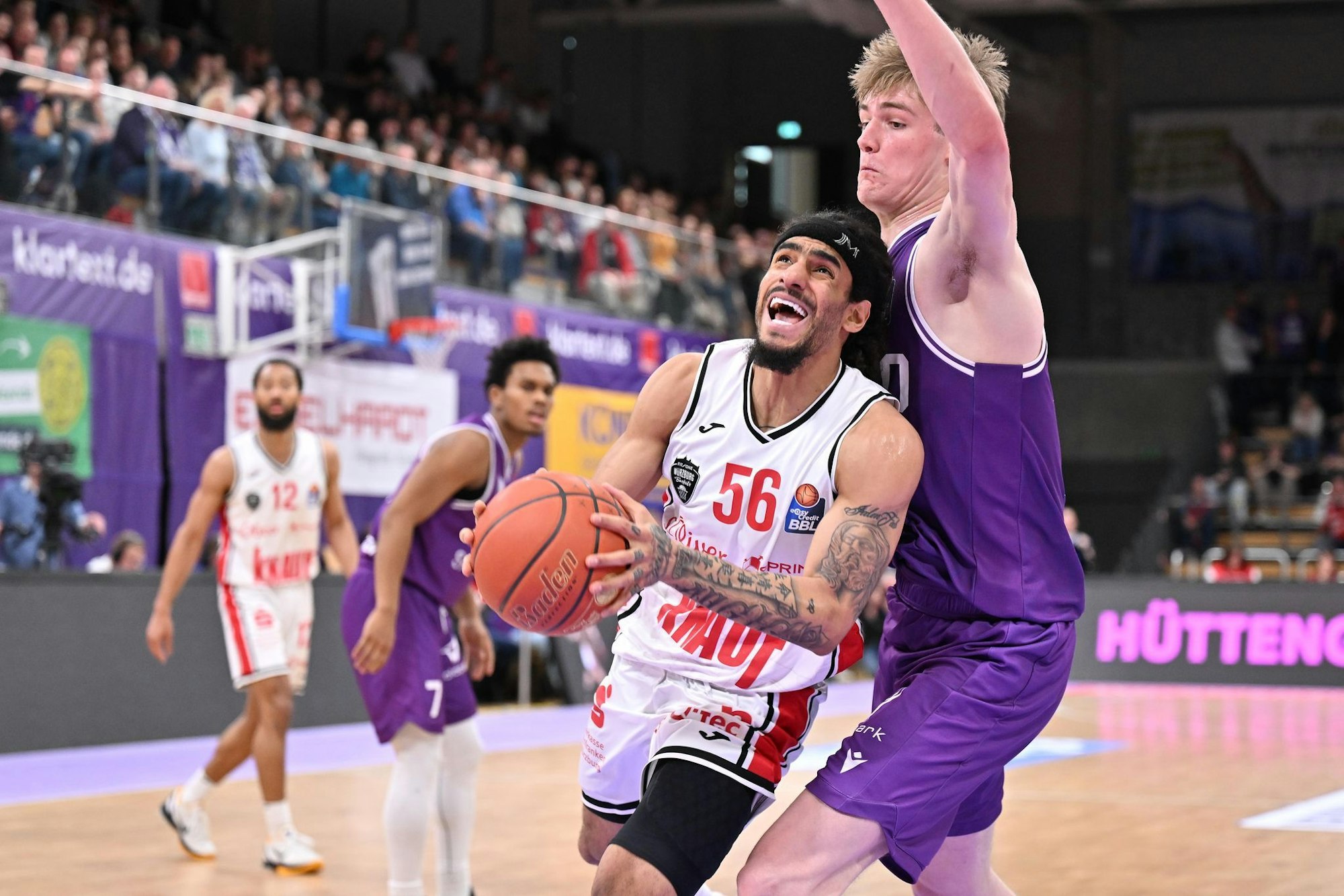 Jhivvan Jackson (l) von den Würzburg Baskets erhält die Ehrung als Wertvollster Spieler der Basketball-Bundesliga.