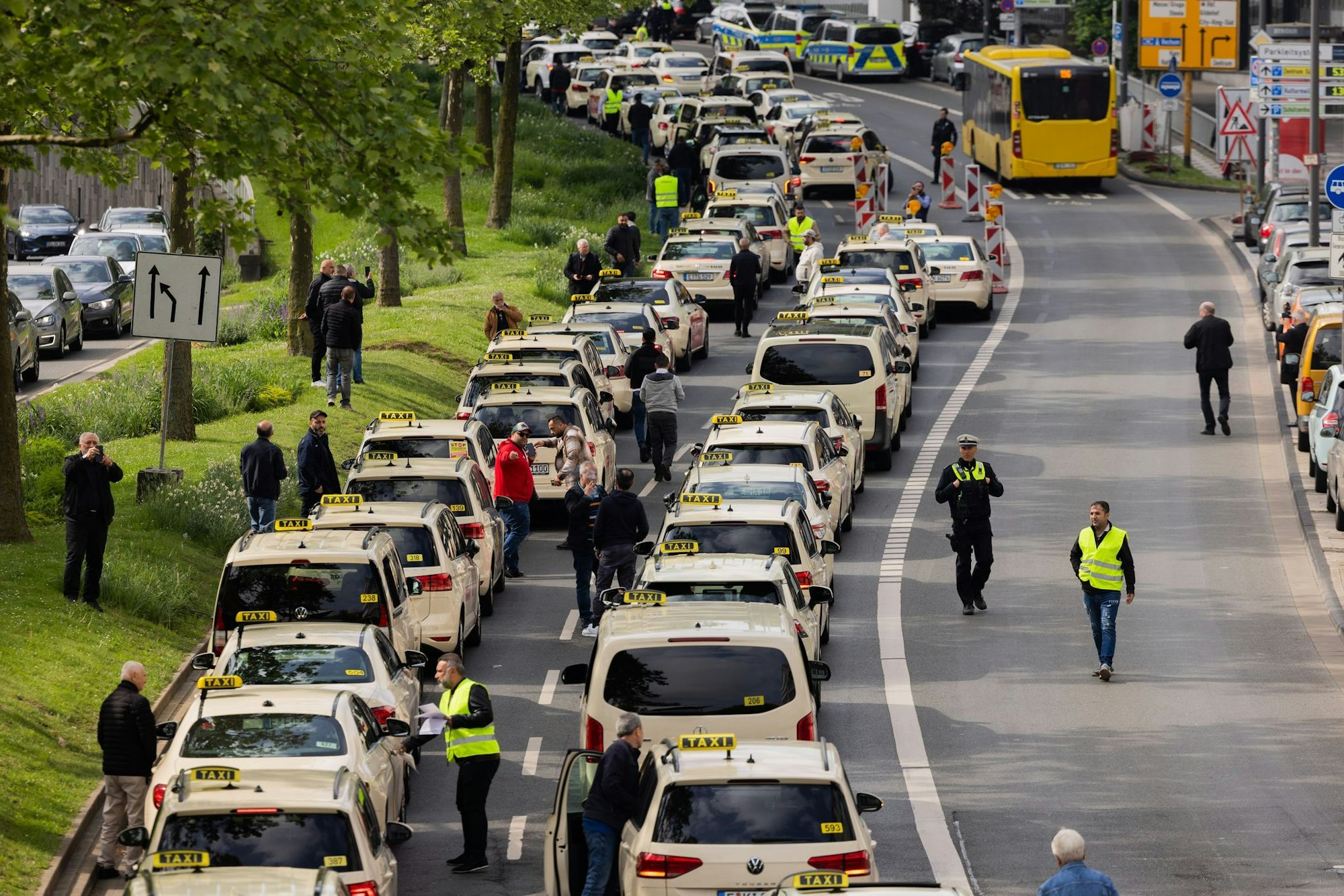 Taxi-Schlange in der Essener Innenstadt: Fahrer fordern Auflagen für ihre Mietwagenkonkurrenz