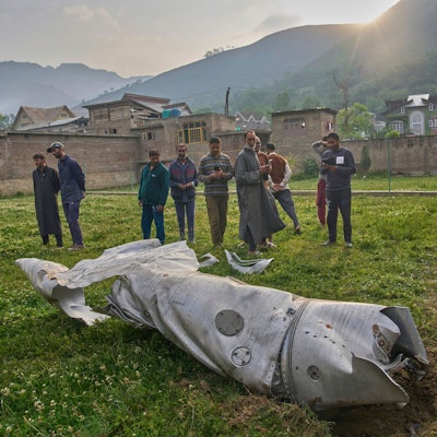 07.05.2025, Indien, Pompore: Trümmerteile, die wie Teile eines Flugzeugs aussehen, liegen hinter einem Haus in Pampore im Bezirk Pulwama im indisch kontrollierten Kaschmir. Foto: Dar Yasin/AP/dpa +++ dpa-Bildfunk +++