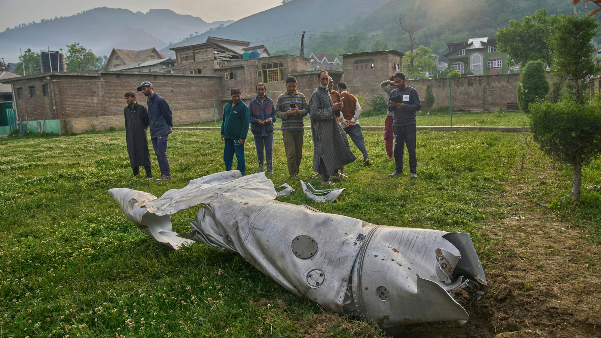 07.05.2025, Indien, Pompore: Trümmerteile, die wie Teile eines Flugzeugs aussehen, liegen hinter einem Haus in Pampore im Bezirk Pulwama im indisch kontrollierten Kaschmir. Foto: Dar Yasin/AP/dpa +++ dpa-Bildfunk +++
