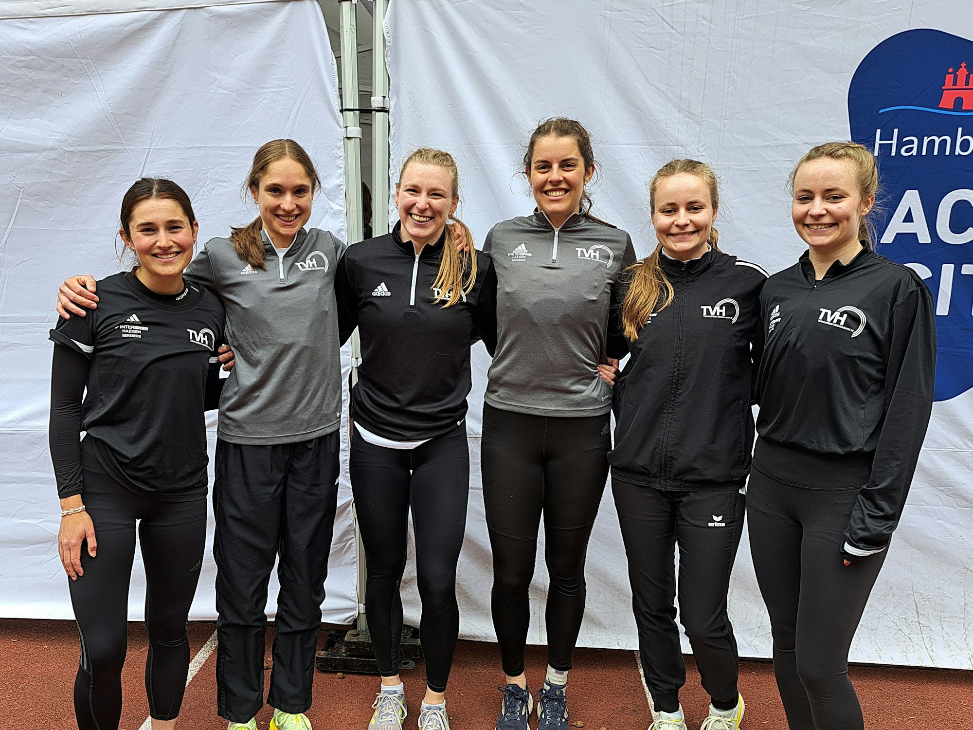 Kiana Haas, Anna Welz, Nele Renneberg, Kathrin Höller, Sophie und Laura Gesche stehen nebeneinander