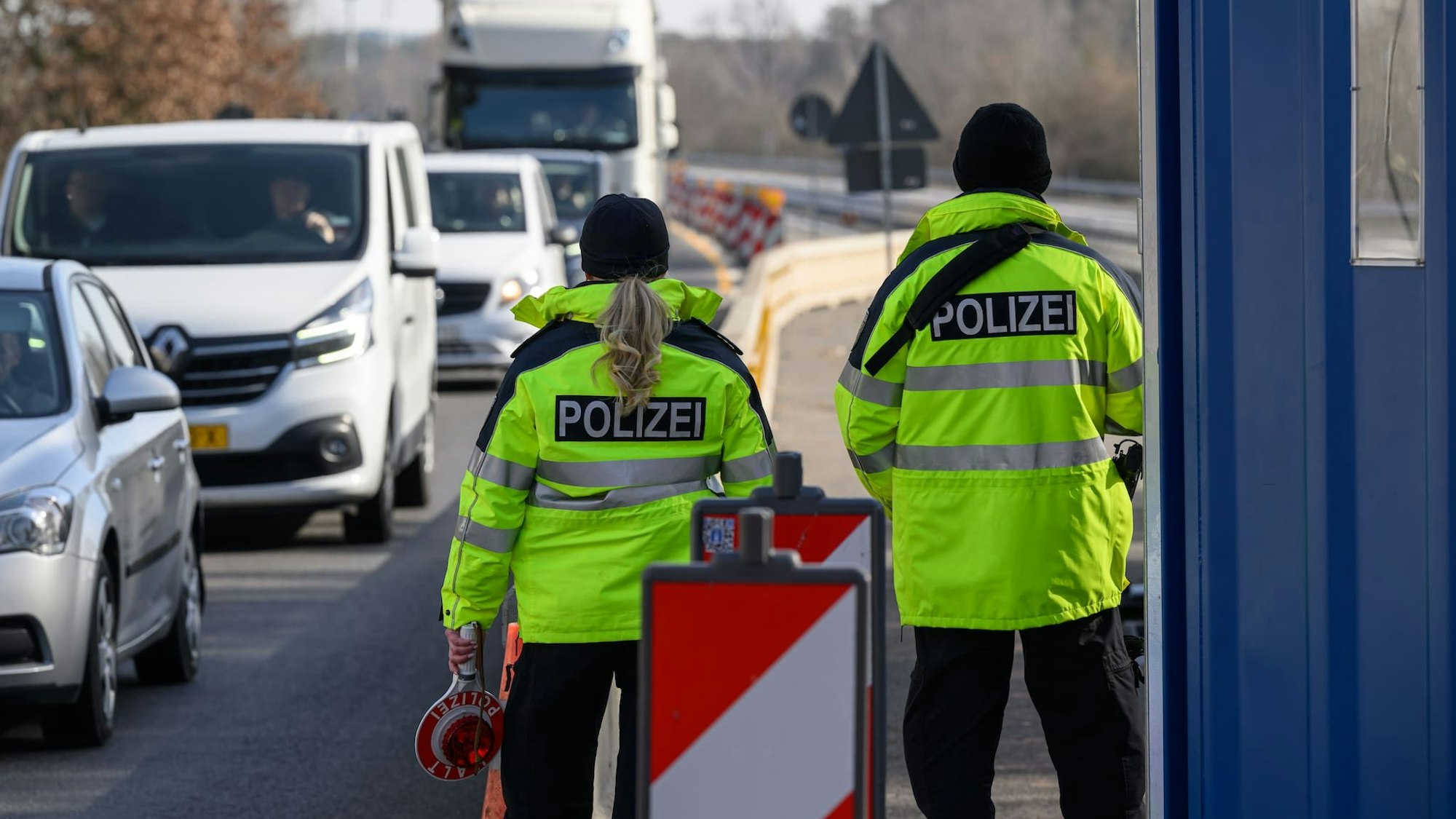 Beamte der Bundespolizei stehen bei der Eireisekontrolle am deutsch-polnischen Autobahngrenzübergang A15 bei Forst und beobachten die Fahrzeuge. (Symbolbild).