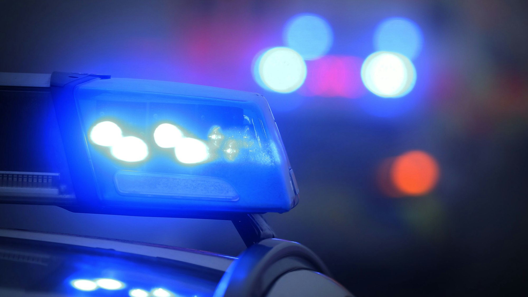 Das Bild zeigt ein Blaulicht auf einem Streifenwagen.