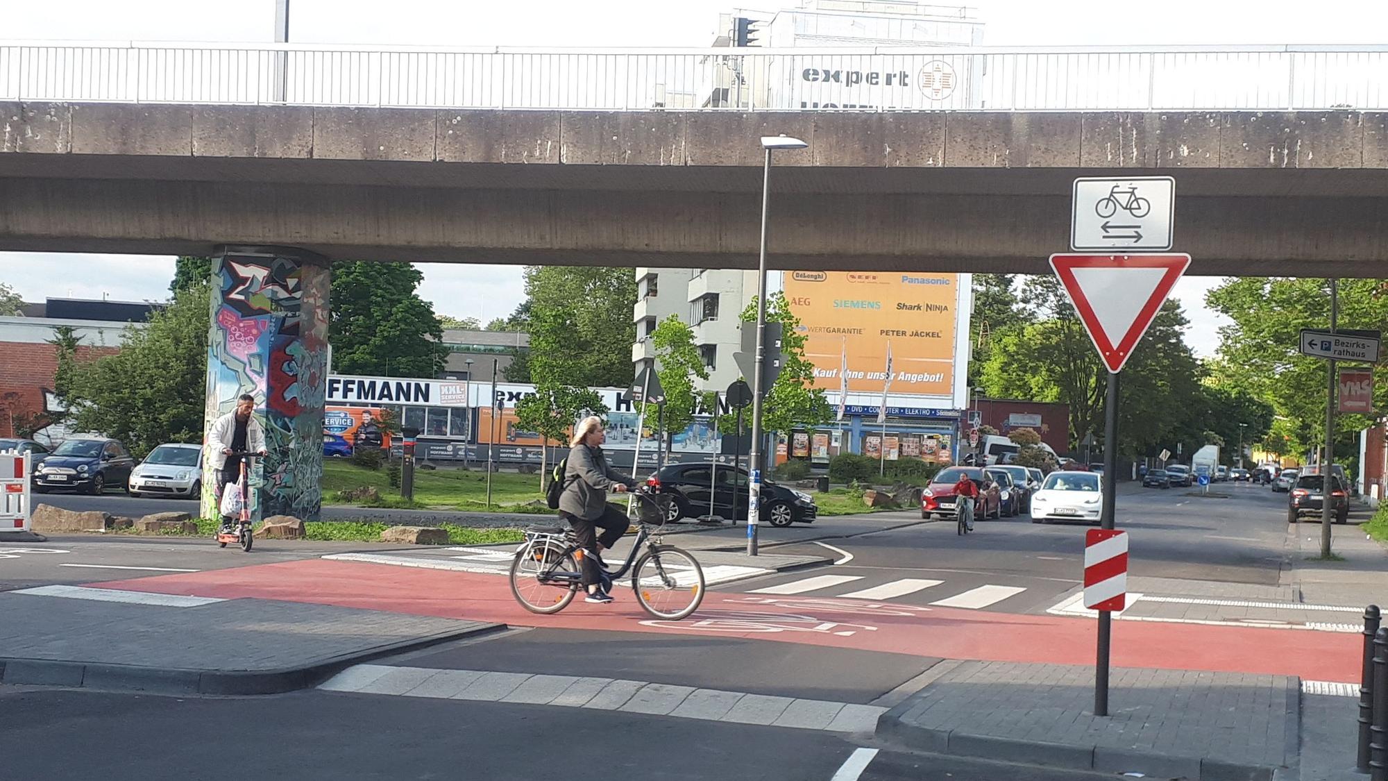 Blick auf die neue Überquerungsstelle für den Fuß- und Radverkehr am Niehler Kirchweg.