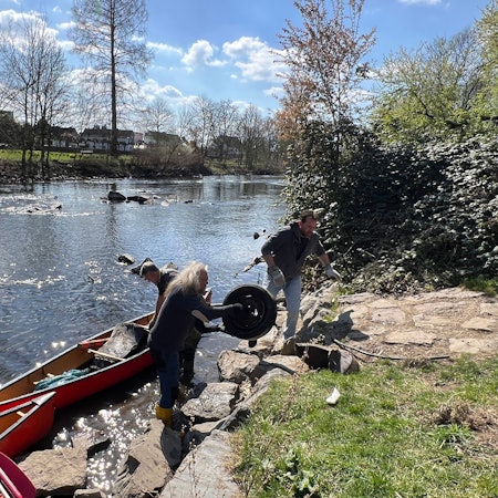 Die Wupper in Leverkusen mit einem Kanufahrer im Vordergrund.