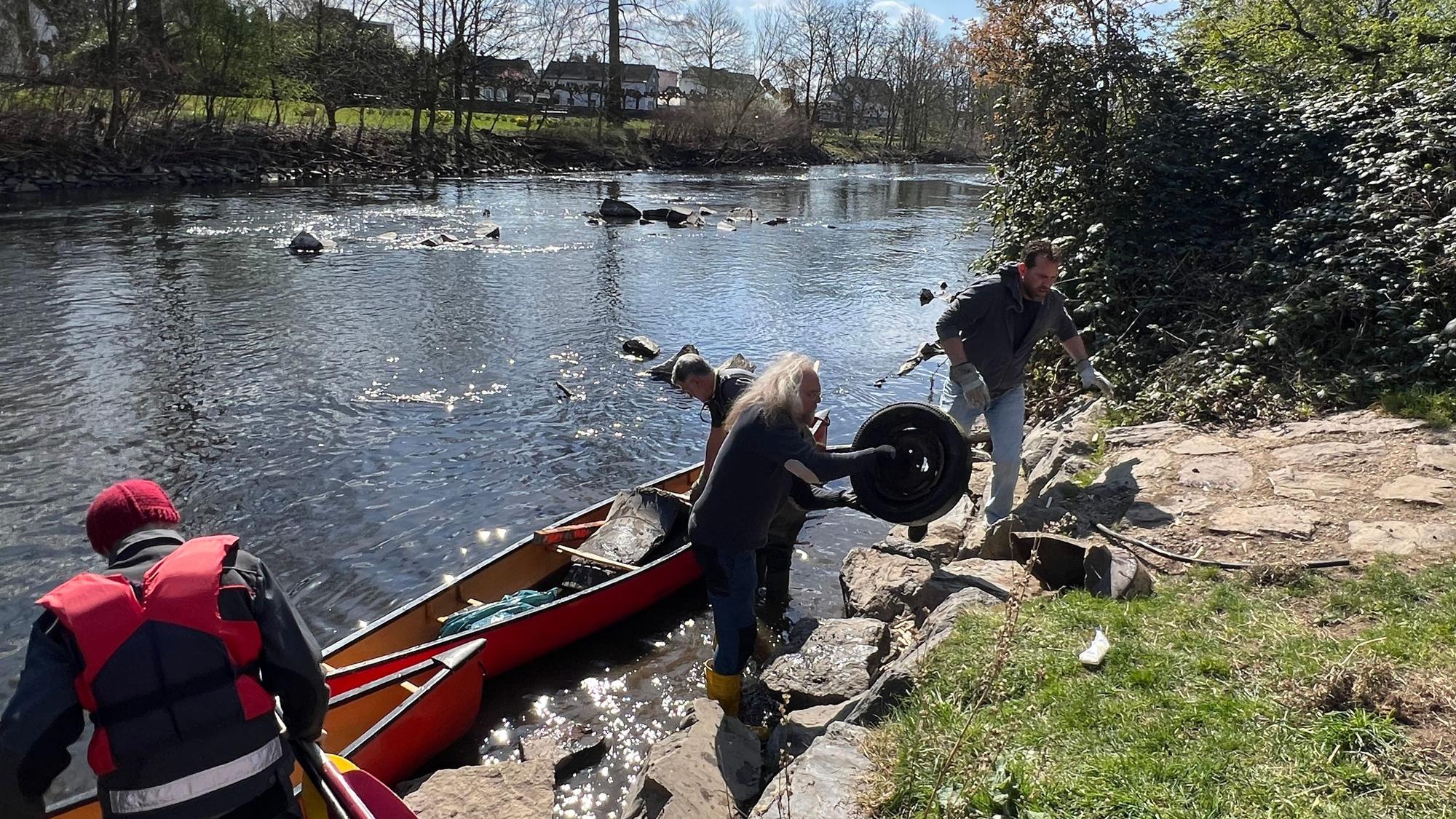 Die Wupper in Leverkusen mit einem Kanufahrer im Vordergrund.