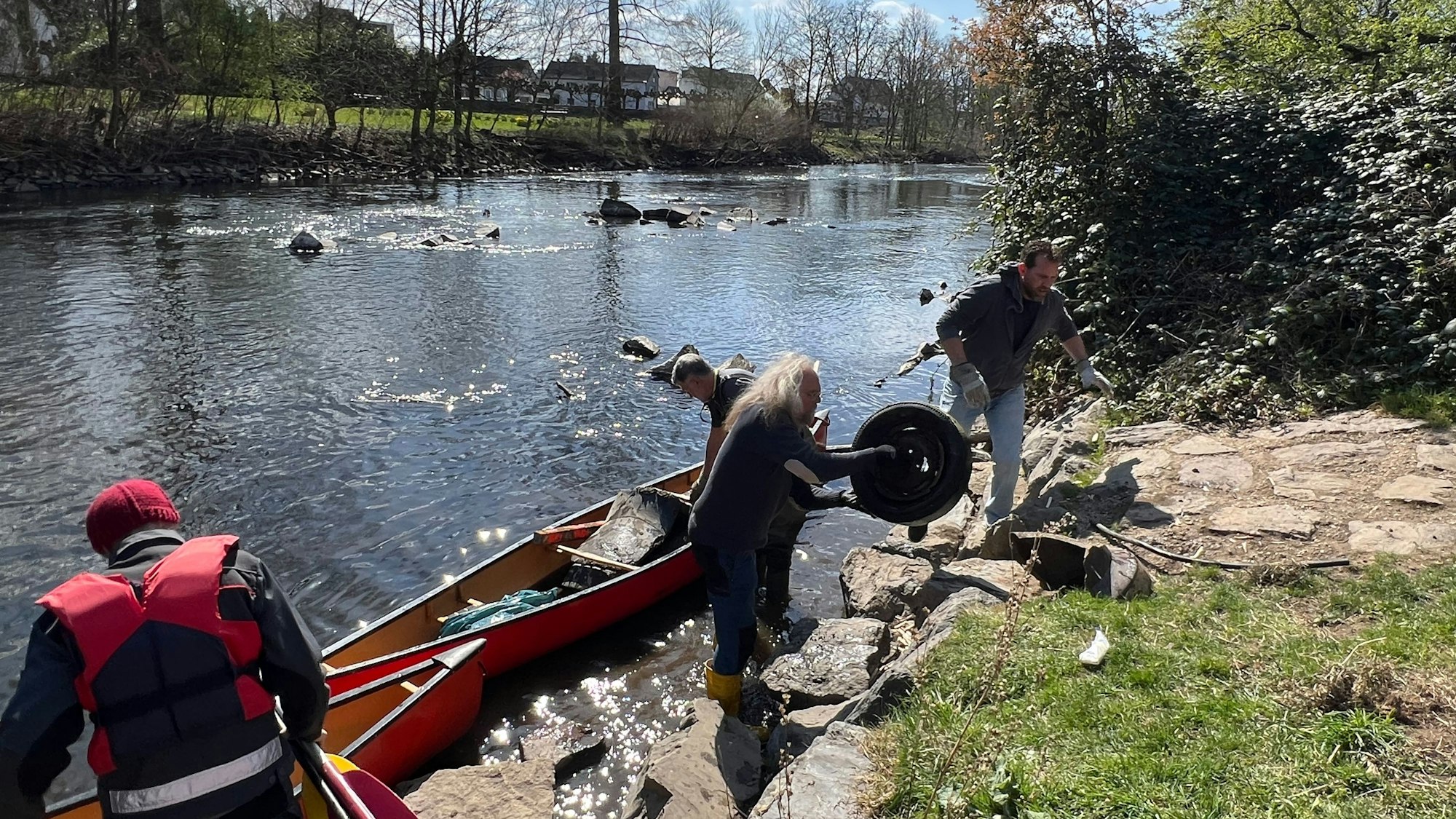 Die Wupper in Leverkusen mit einem Kanufahrer im Vordergrund.