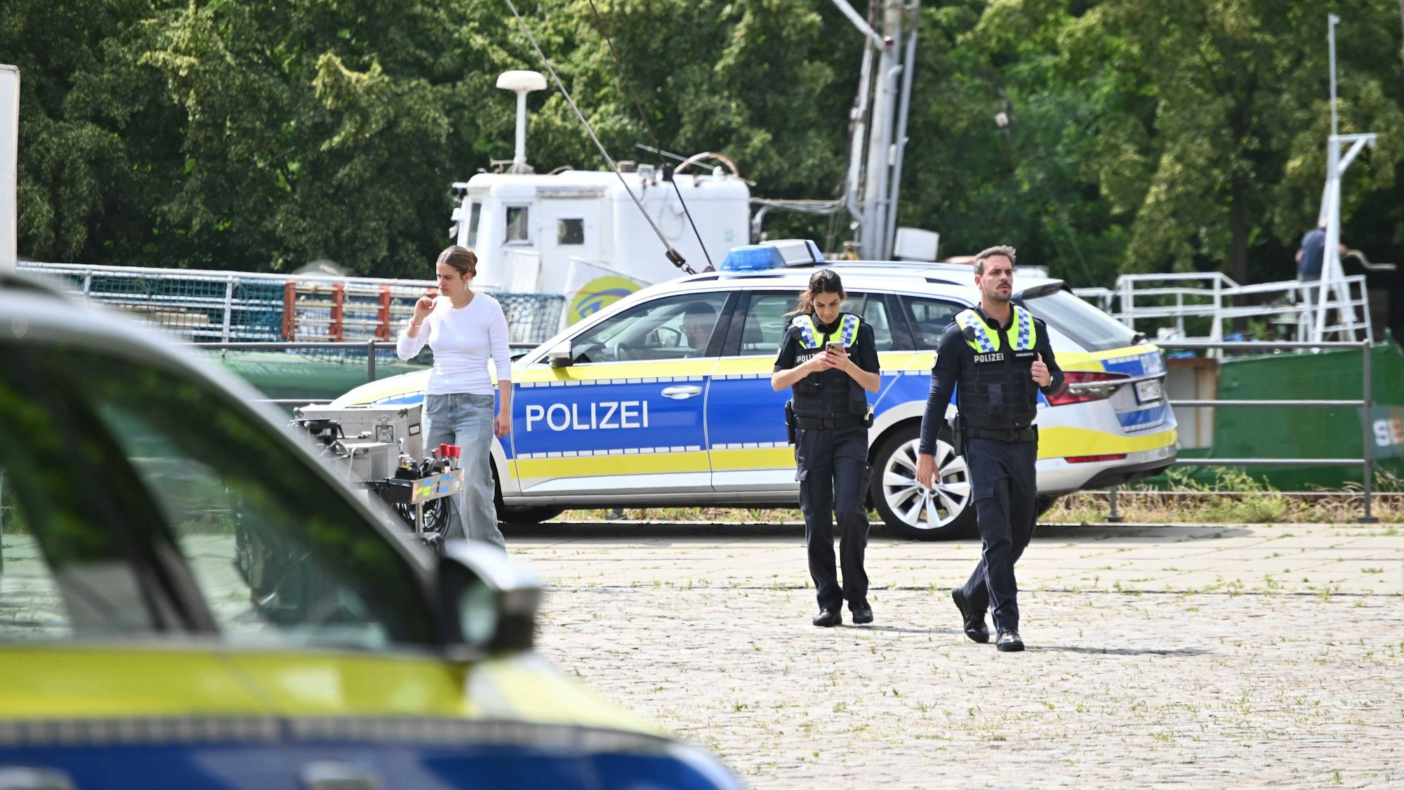 Polizei im Einsatz in einem Hafen.