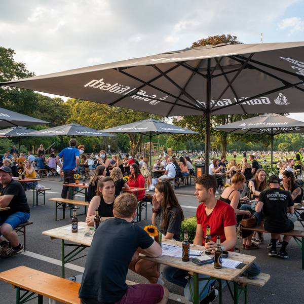 Der Pop-Up-Biergarten auf der Vogelsanger Straße im Grüngürtel kam 2020 bei den Kölnerinnen und Kölnern sehr gut an.
