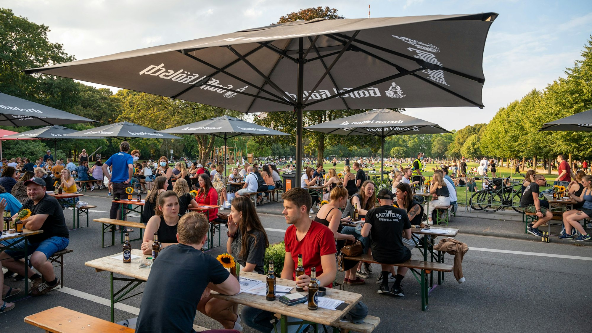 Der Pop-Up-Biergarten auf der Vogelsanger Straße im Grüngürtel kam 2020 bei den Kölnerinnen und Kölnern sehr gut an.