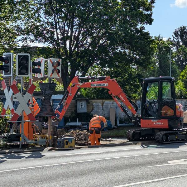 Das Foto zeigt die Baustelle am Bahnübergang.