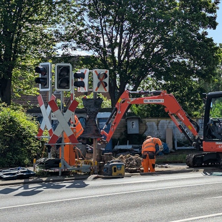 Das Foto zeigt die Baustelle am Bahnübergang.