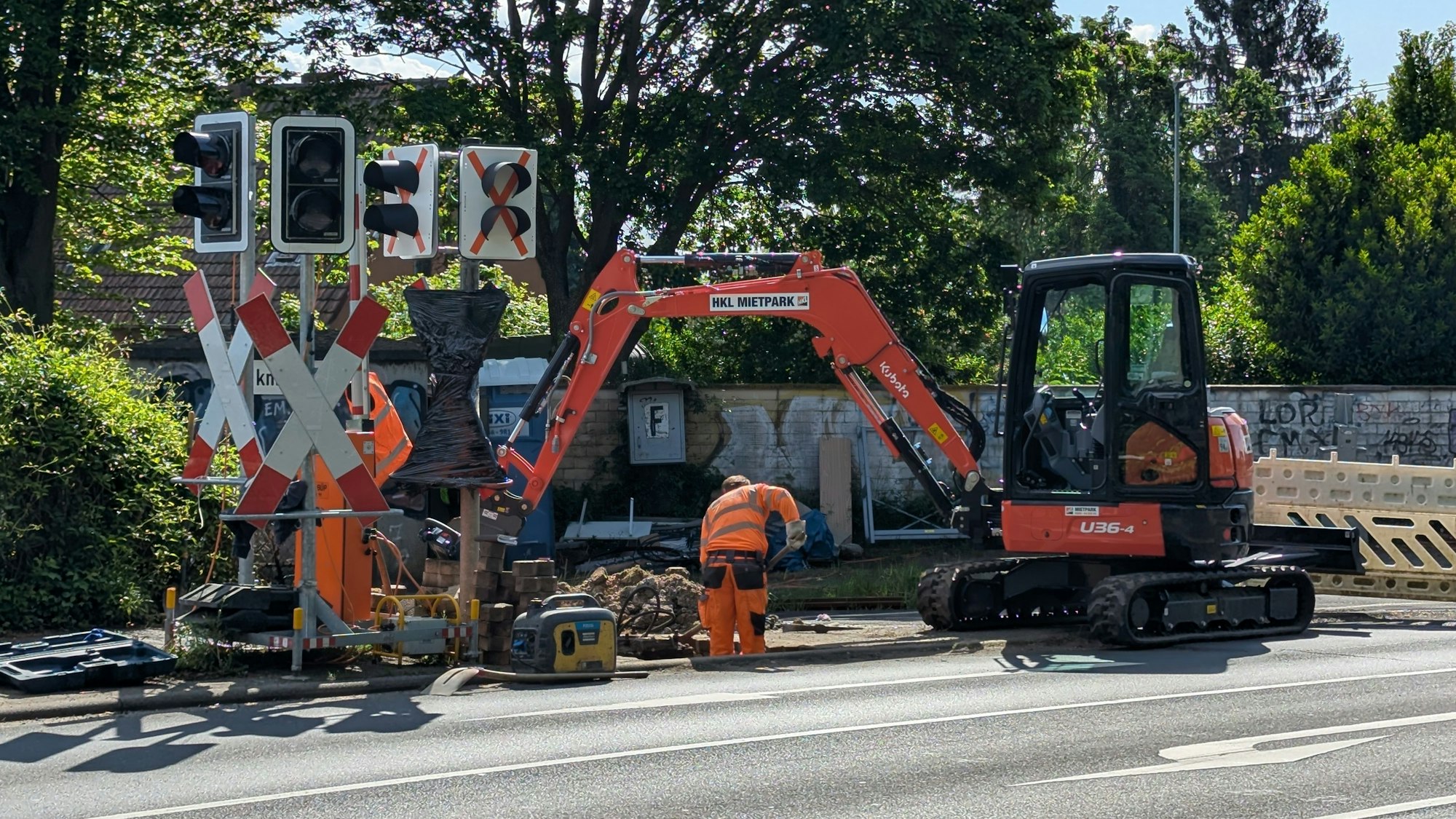 Das Foto zeigt die Baustelle am Bahnübergang.