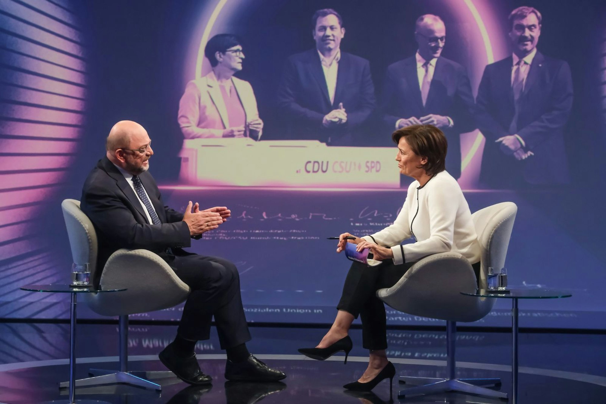 Das Scheitern des ersten Wahlgangs habe er als „dramatisch“ empfunden, sagt der ehemalige SPD-Kanzlerkandidat Martin Schulz bei Sandra Maischberger. (Bild: WDR / Oliver Ziebe)